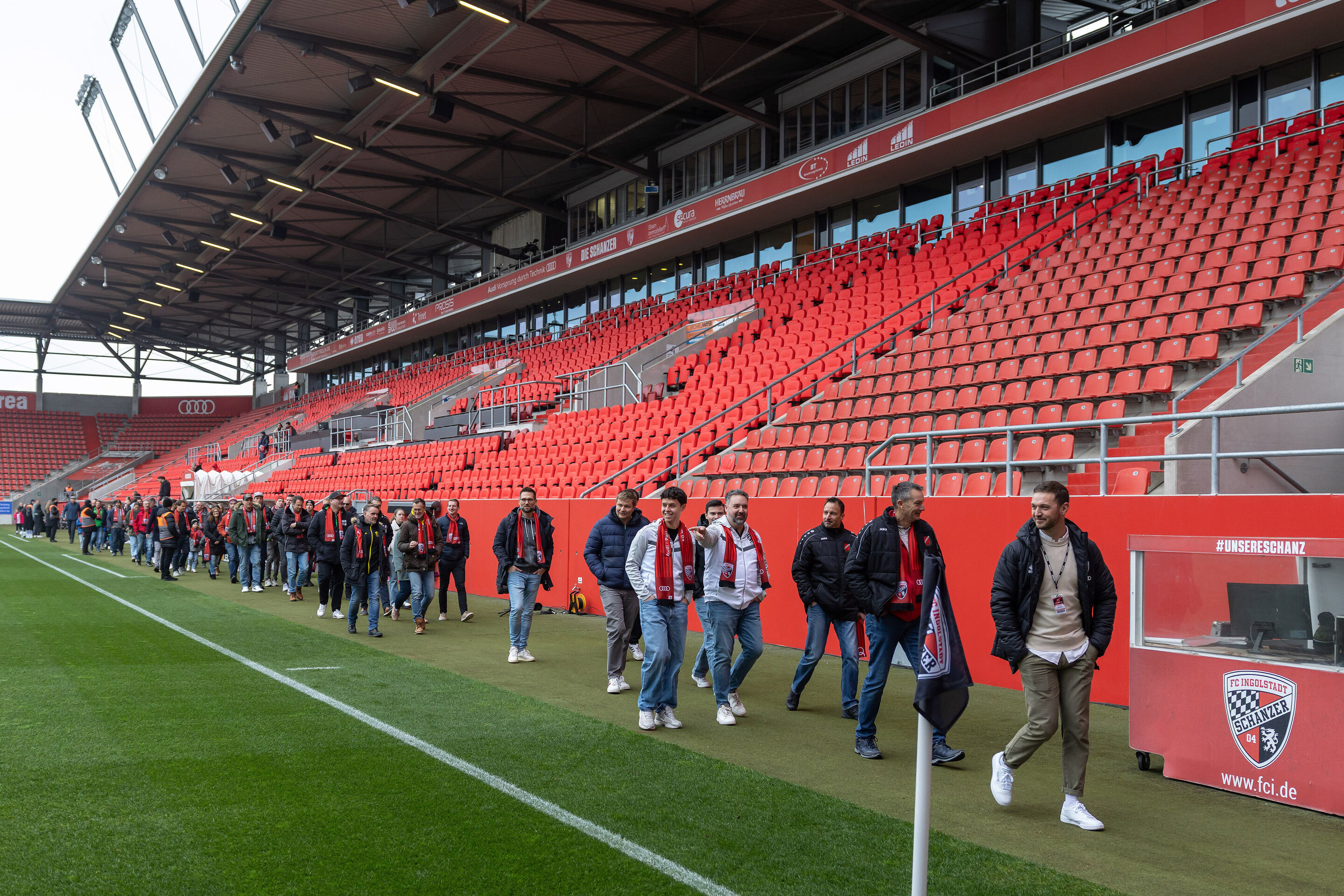 Aktion Teamgeist: Audi spendet für regionalen Jugendsport - Audi spendet mehr als 70.000 Euro an rund 50 regionale Sportvereine. Zur Spendenübergabe in Ingolstadt lud Audi die Vereine gemeinsam mit den engagierten Mitarbeitenden, die sich für die Spenden...