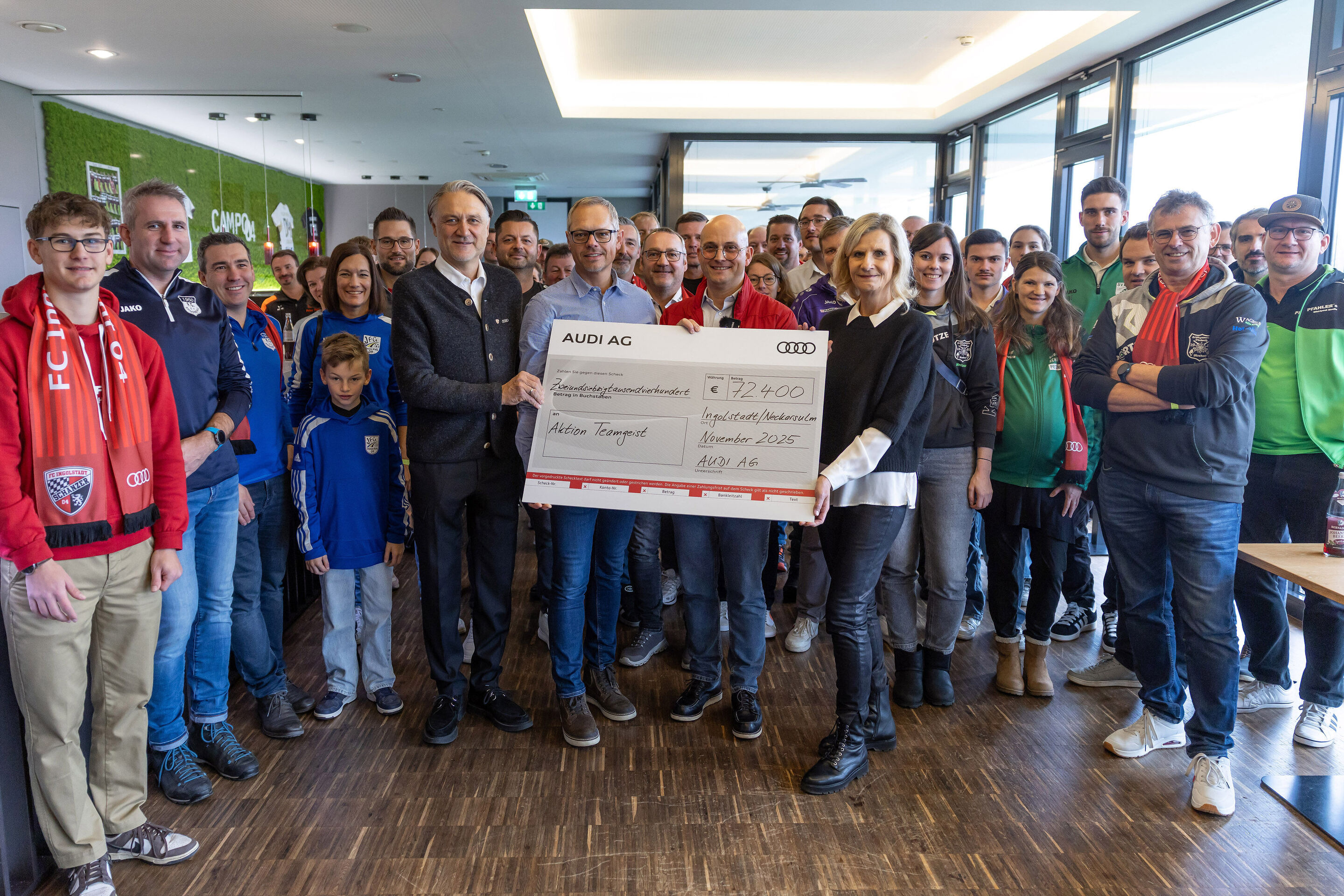 Aktion Teamgeist: Audi spendet für regionalen Jugendsport - Audi spendet mehr als 70.000 Euro an rund 50 regionale Sportvereine. Dietmar Beiersdorfer, Geschäftsführer FC Ingolstadt 04, Siegfried Schmidtner, Werkleiter Ingolstadt, Jörg Schlagbauer, Audi...