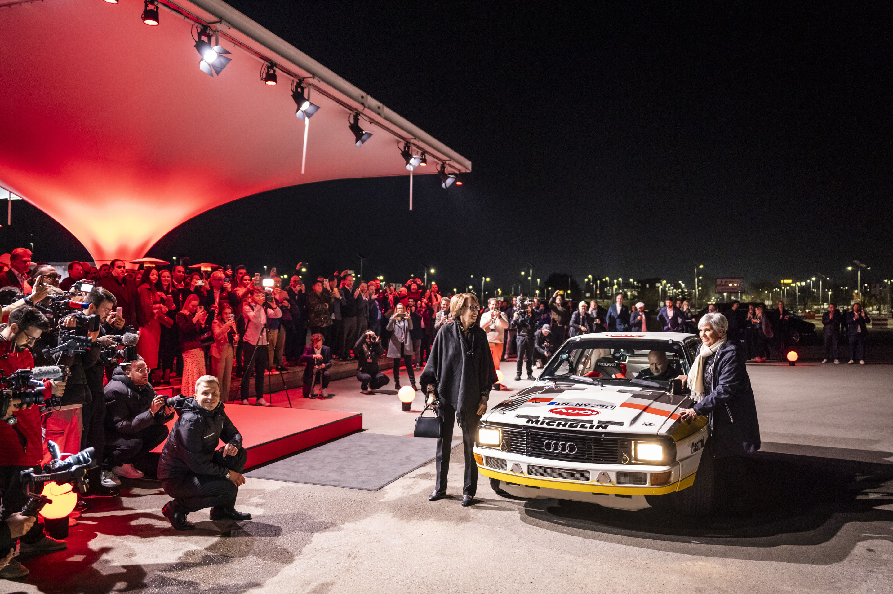 Motorsport-Legenden begrüßen den Audi R26 Concept - Audi Fahrer-Legenden sind zu Gast beim Event „Audi One“ in München, 12. November 2025: Michèle Mouton (rechts) und Fabrizia Pons im Audi Sport quattro Rallye S1