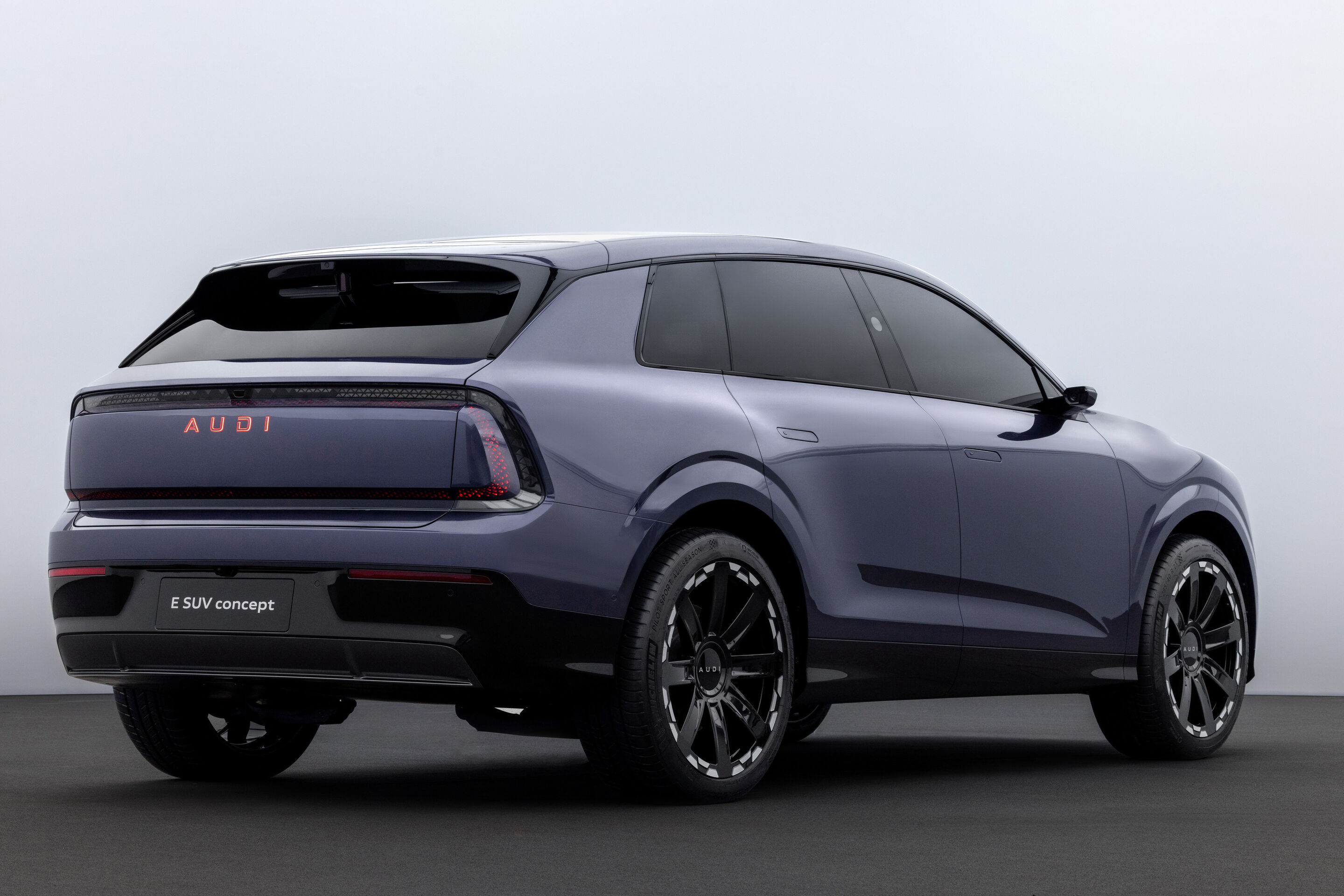 AUDI E SUV concept - Indoor-Standaufnahme, Exterieur, Dreiviertelansicht