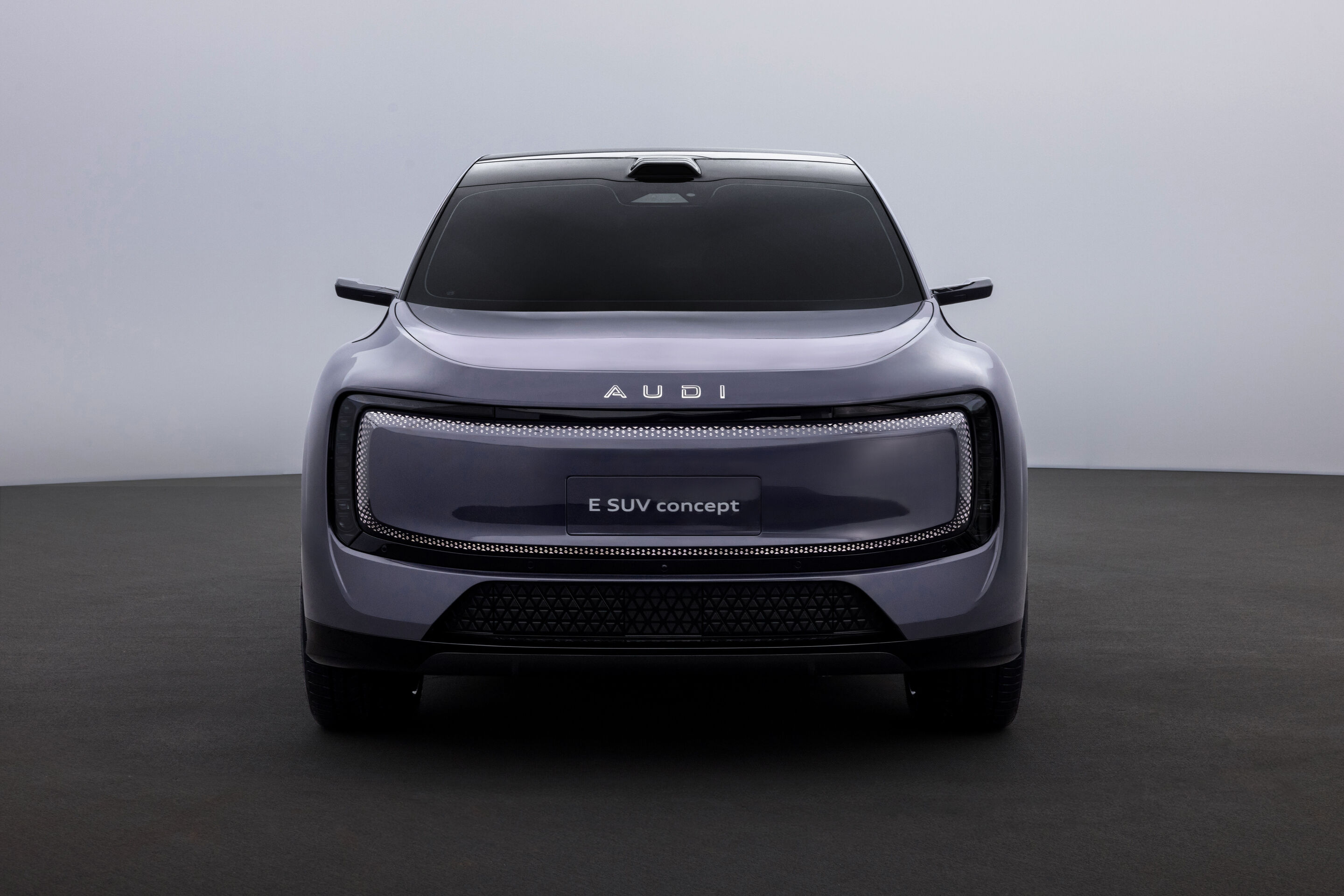 AUDI E SUV concept - Indoor-Standaufnahme, Exterieur, Frontansicht