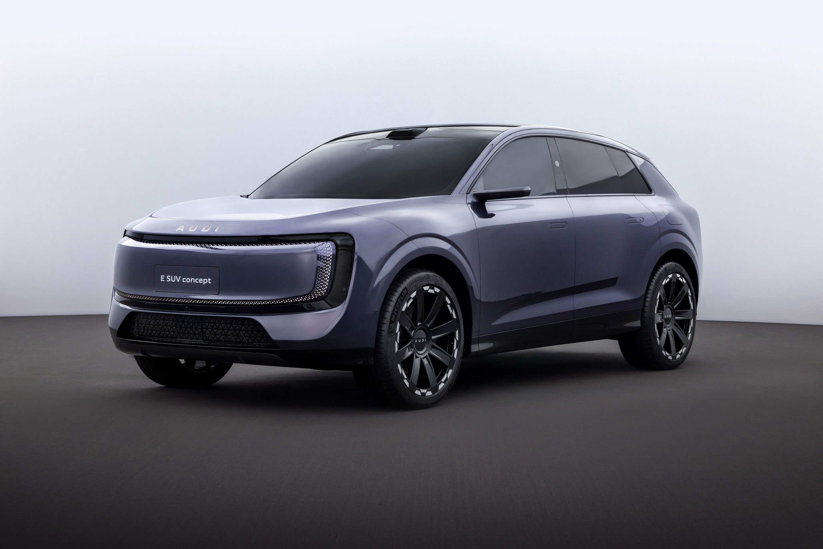 AUDI E SUV concept - Indoor-Standaufnahme, Exterieur, Dreiviertelansicht