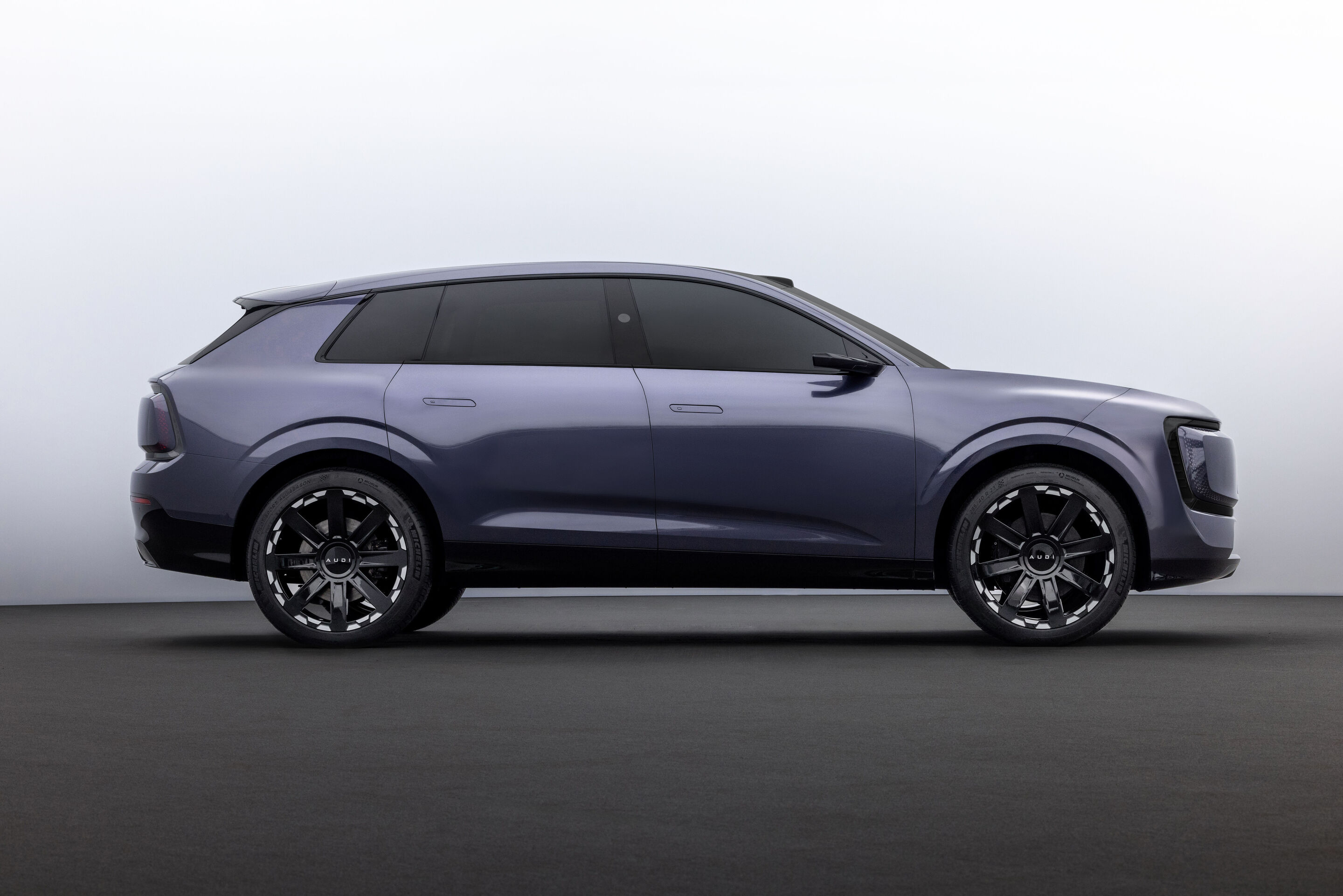 AUDI E SUV concept - Indoor-Standaufnahme, Exterieur, Seitenansicht