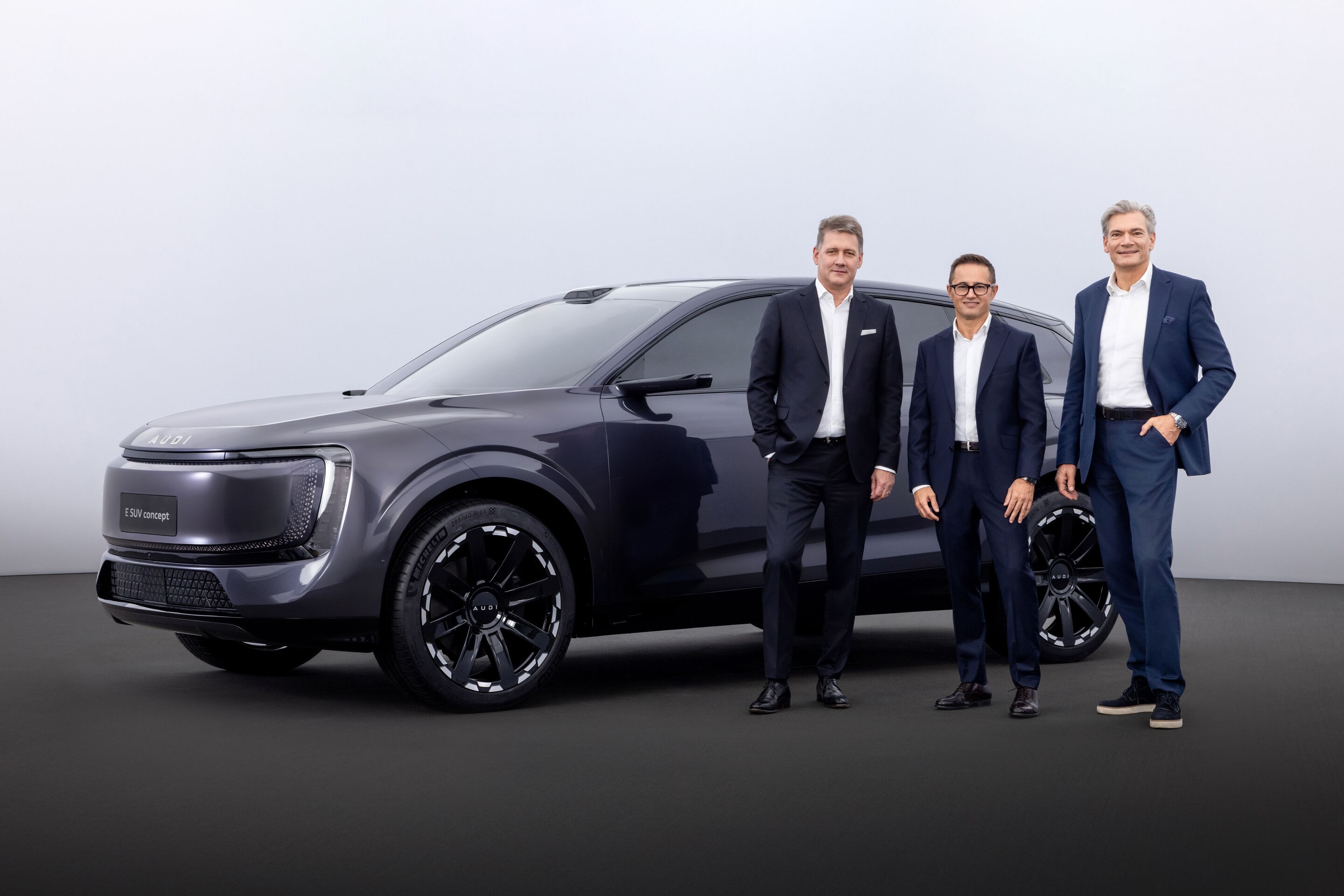 Auto Guangzhou 2025 - Gernot Döllner, CEO der AUDI AG, Fermín Soneira, CEO der Kooperation von Audi und SAIC, und Audi China President Johannes Roscheck am AUDI E SUV concept (von links)