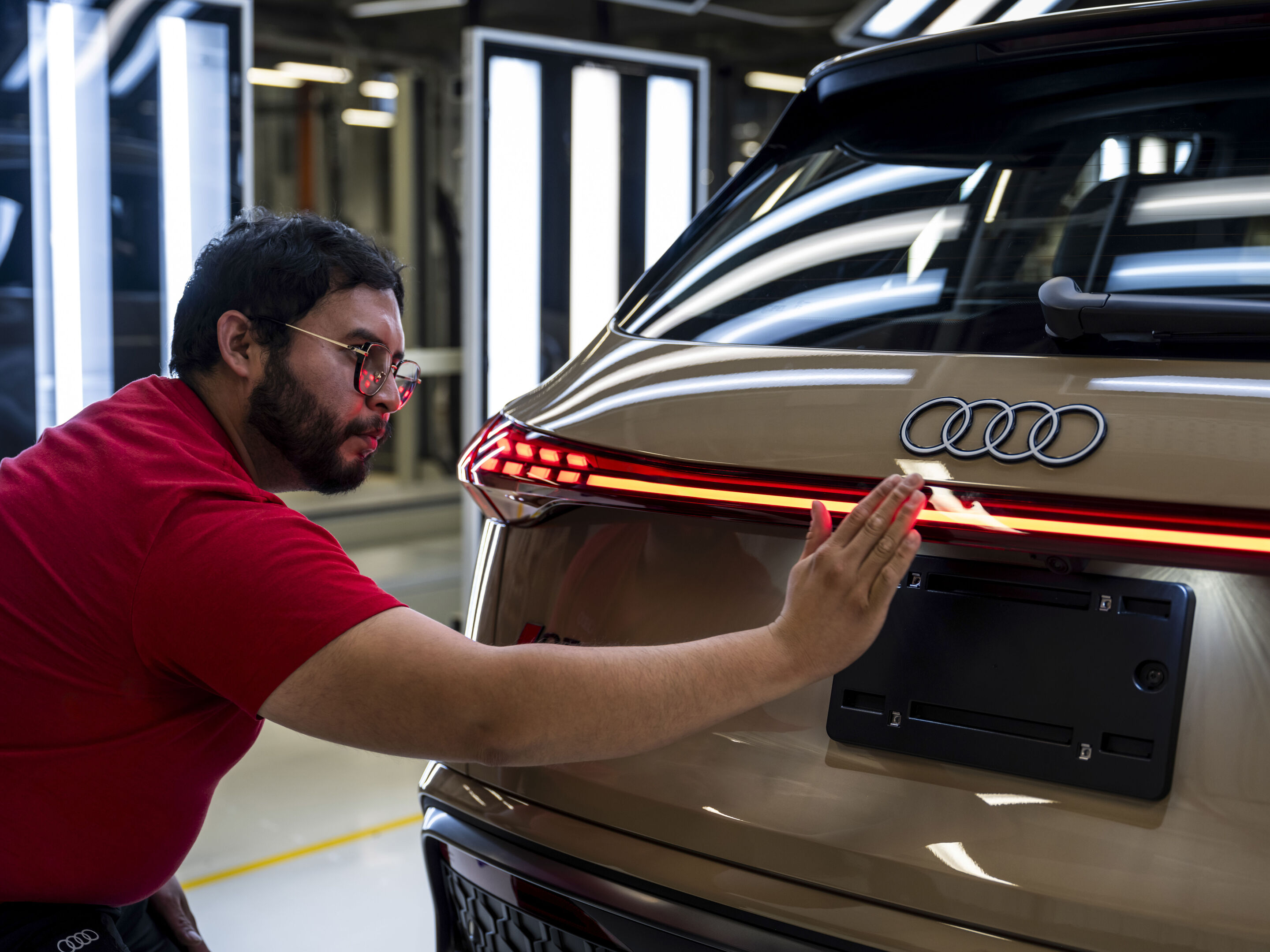 Audi Q5 production at San José Chiapa site - A brand-new Audi Q5 goes through its final quality check in the assembly line