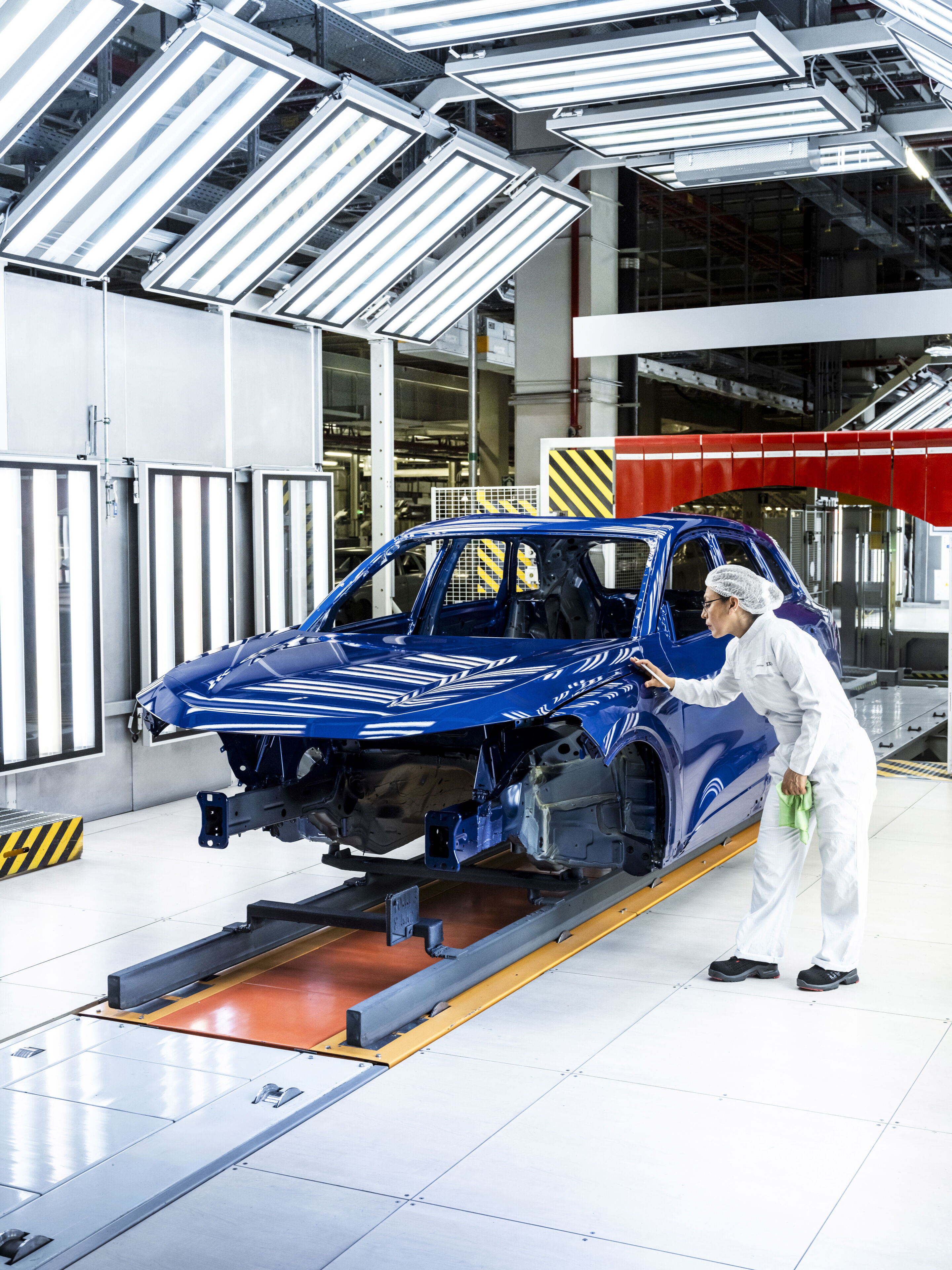 Audi Q5 production at San José Chiapa site - Quality inspection of a painted body at the Audi plant in México
