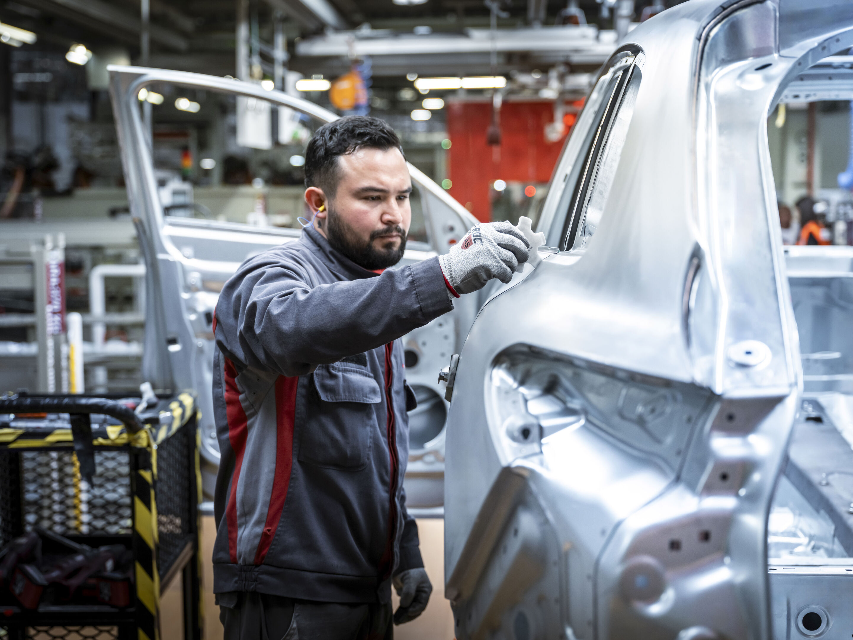 Audi Q5 production at San José Chiapa site - Dimensions and gaps are meticulously checked by the team