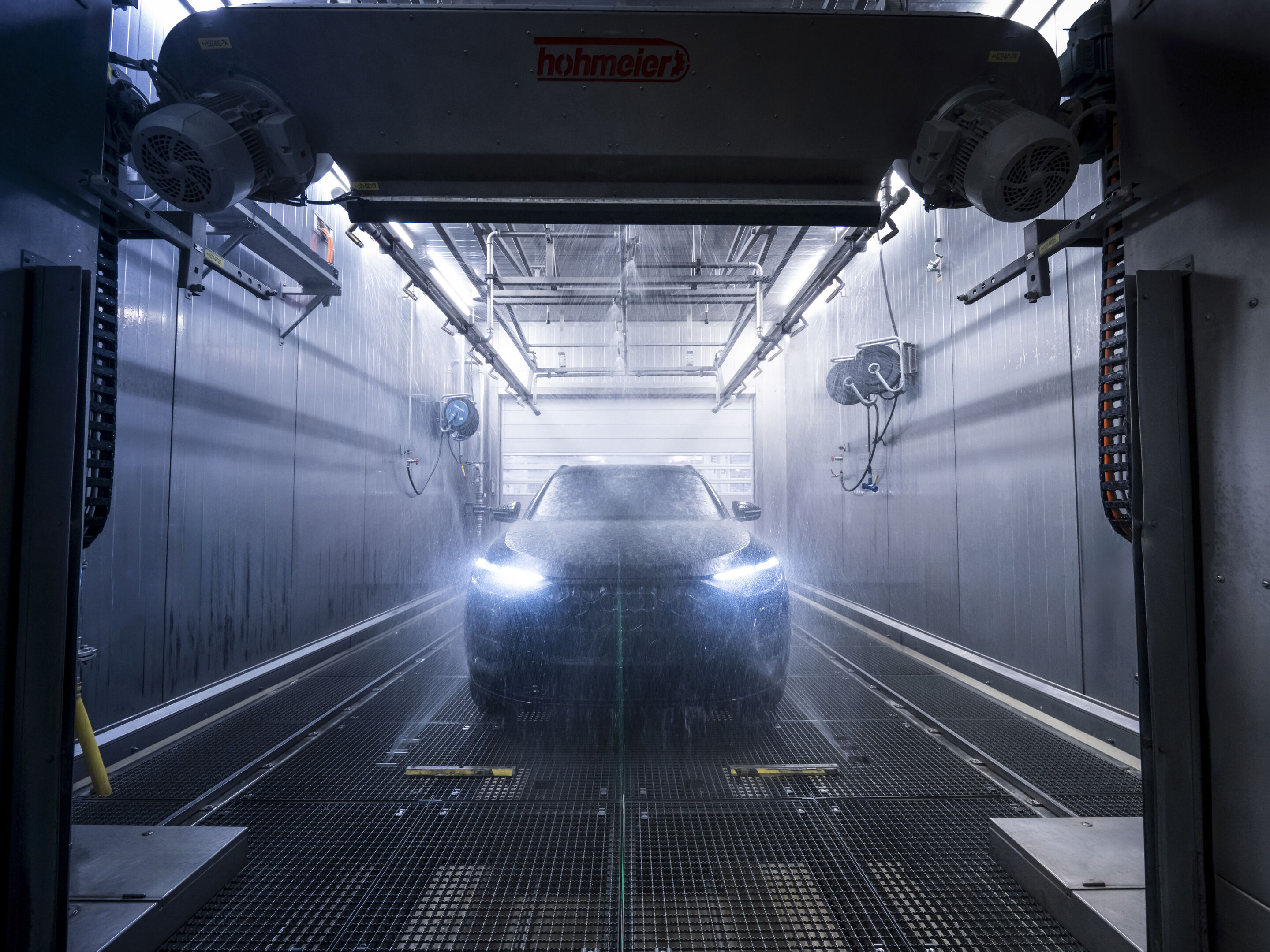 Audi Q5 production at San José Chiapa site - A new Audi Q5 undergoes a water-tightness test to check for any leaks