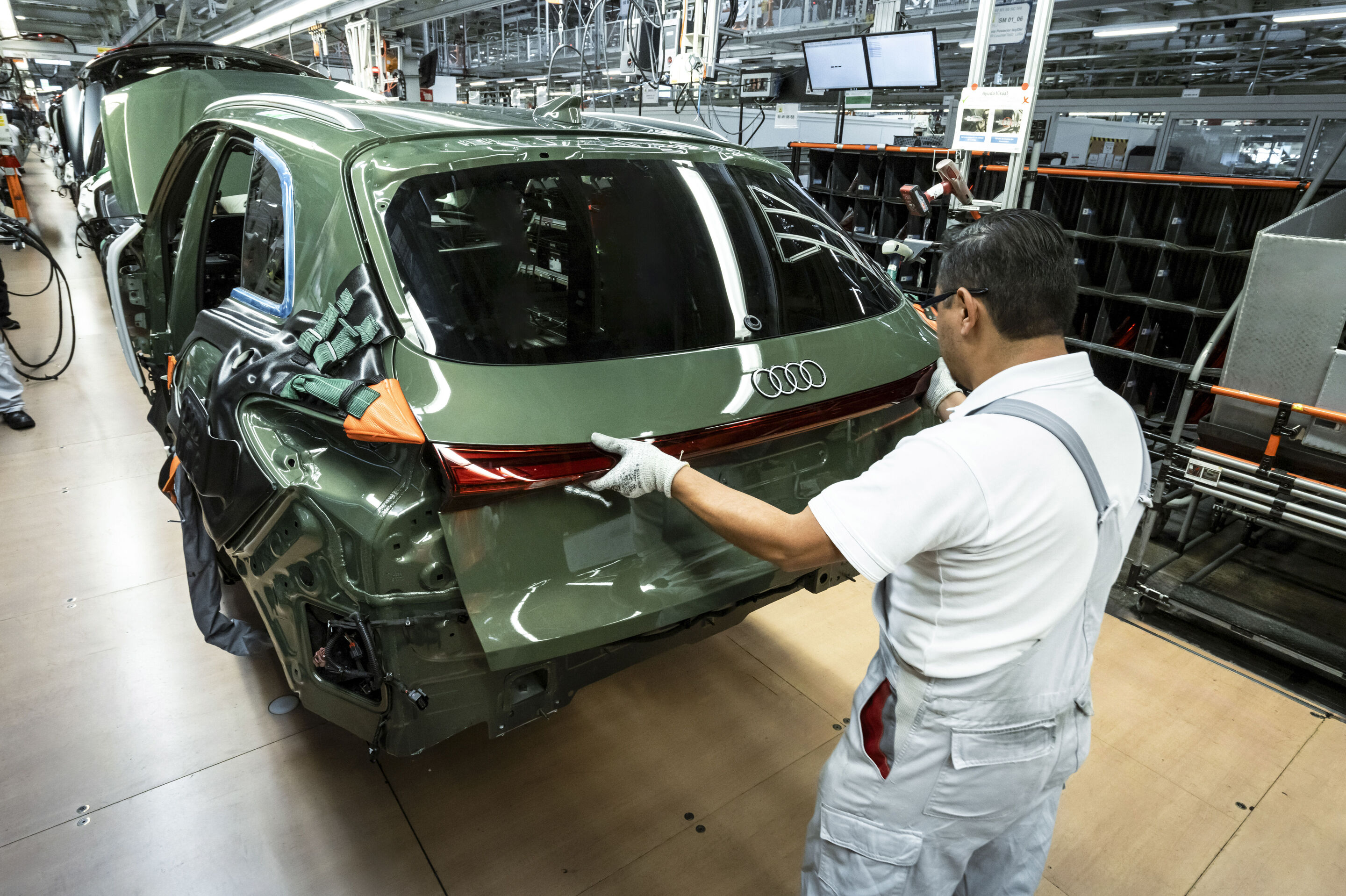 Audi Q5 production at San José Chiapa site - Rear hatch is perfectly fitted during production
