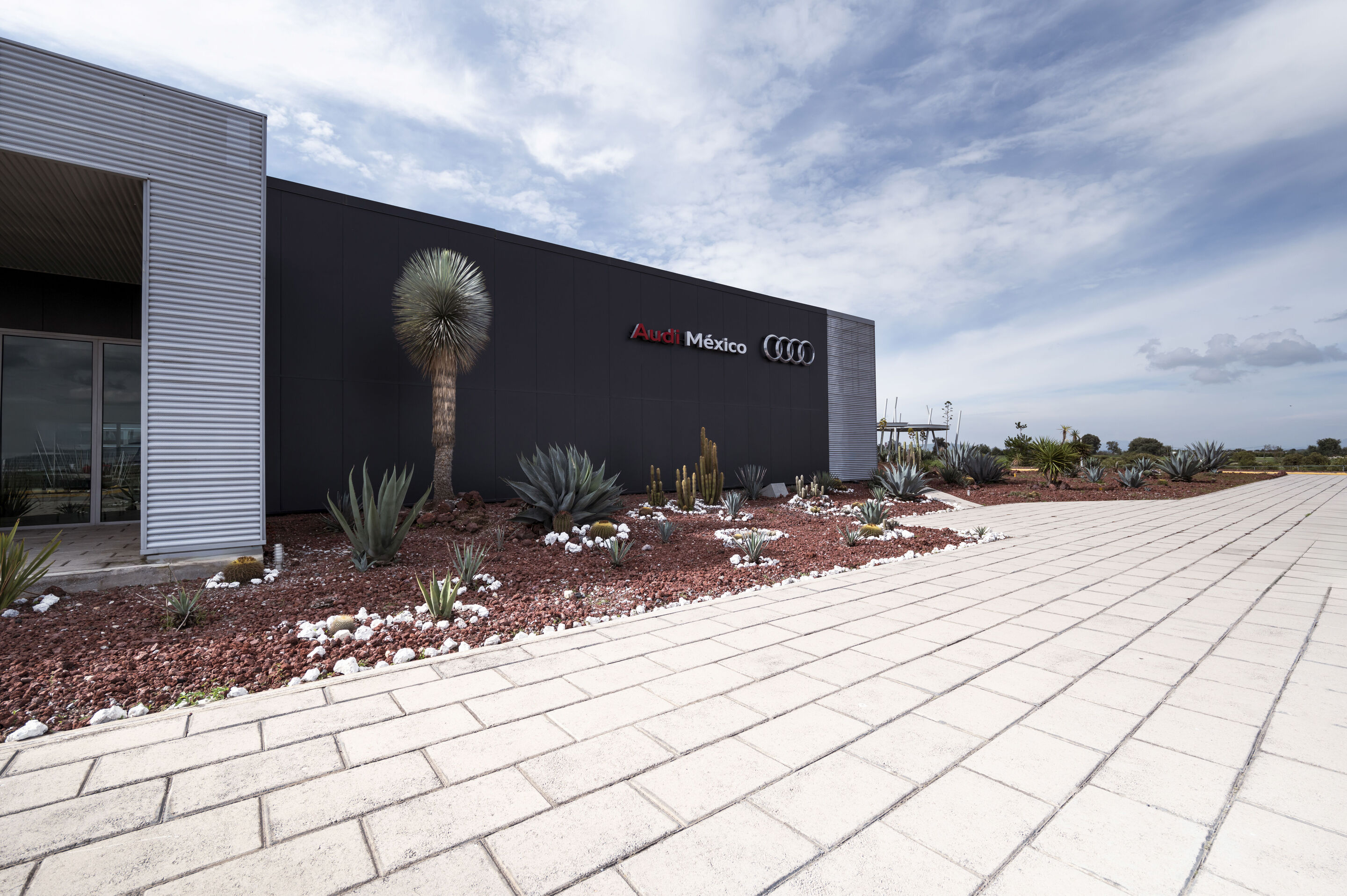 Audi Q5 production at San José Chiapa site - Landscaped green spaces give the Audi plant in México its distinctive character