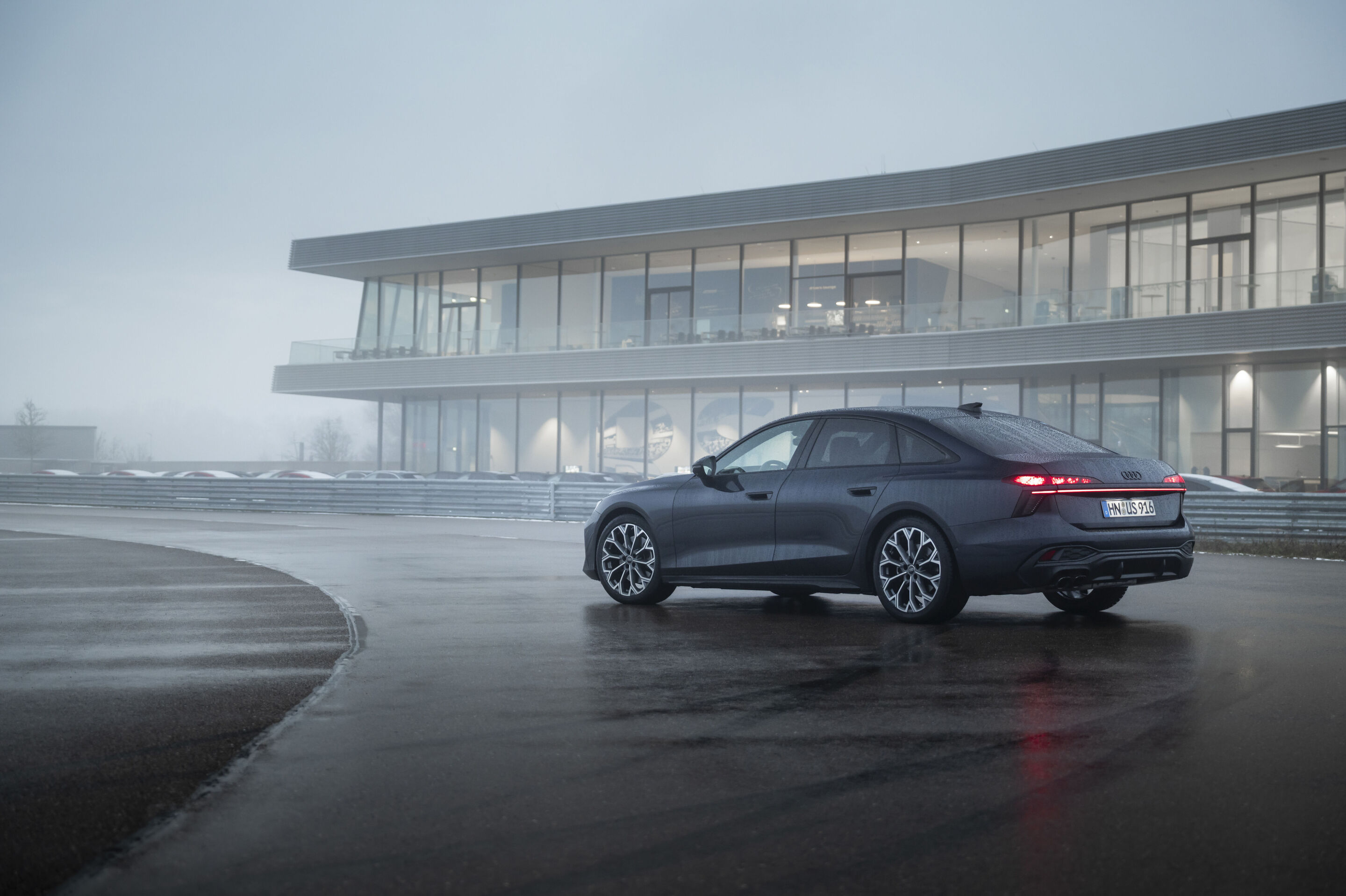 V6-Diesel-Motor für Audi Q5 und Audi A6 - Audi A6 mit neuem V6 TDI-Motor: 3,0 Liter Hubraum, 220 kW (299 PS) Leistung. Mild-Hybrid-Technologie mit elektrisch angetriebenem Verdichter sorgt für schnelles Ansprechverhalten und hohe Effizienz.