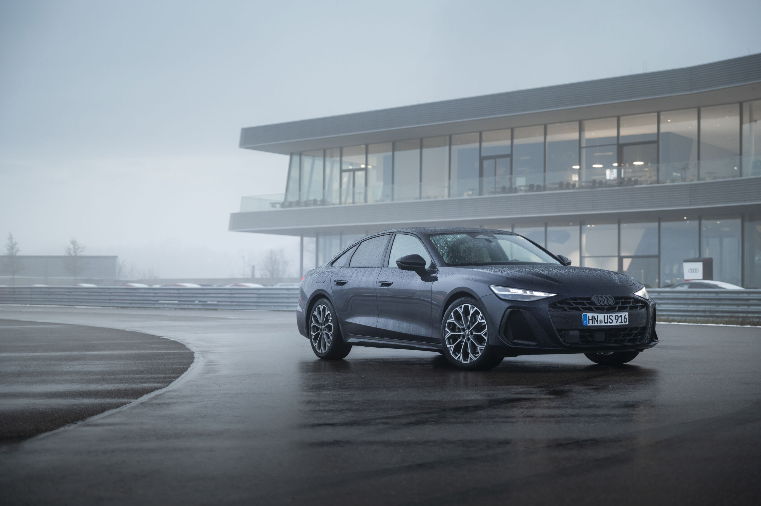 V6-Diesel-Motor für Audi Q5 und Audi A6 - Audi A6 mit neuem V6 TDI-Motor: 3,0 Liter Hubraum, 220 kW (299 PS) Leistung. Mild-Hybrid-Technologie mit elektrisch angetriebenem Verdichter sorgt für schnelles Ansprechverhalten und hohe Effizienz.