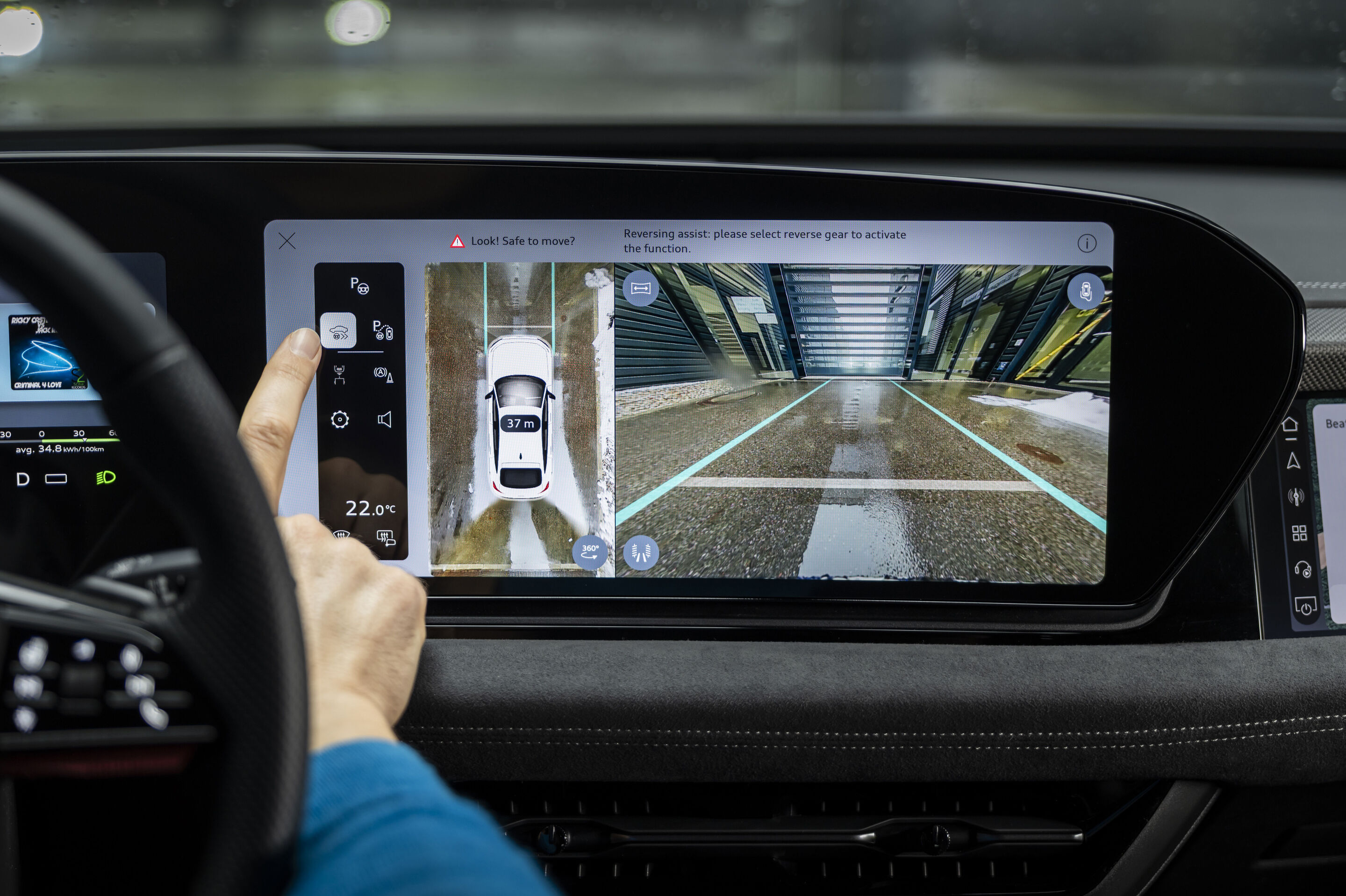 Updates für fünf Audi Baureihen: noch mehr Emotionen, Komfort und Features - Der Rückfahrassistent übernimmt die Lenkung auf den letzten 50 Metern und erleichtert das Rangieren in engen Straßen.