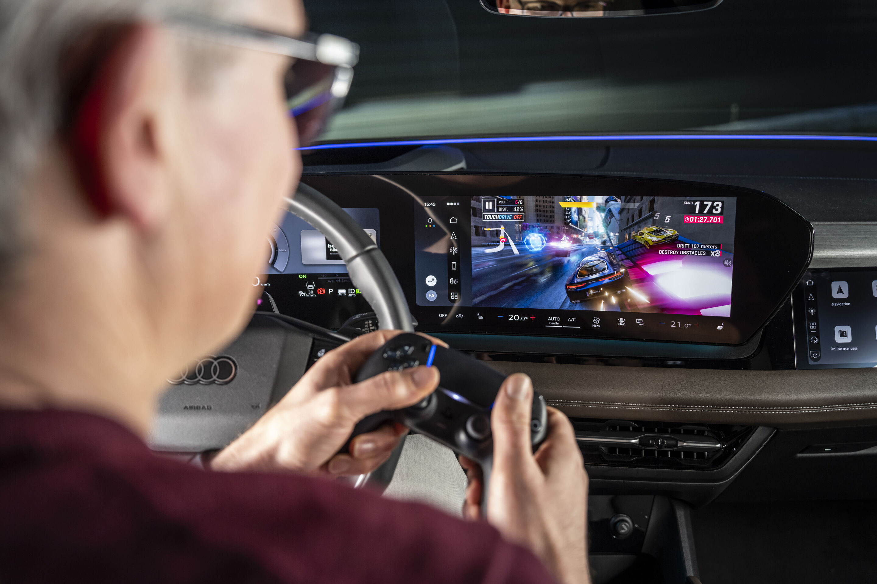 Updates für fünf Audi Baureihen: noch mehr Emotionen, Komfort und Features - Das Infotainmentsystem unterstützt Bluetooth-Verbindungen für externe Gamecontroller. So können Spiele bequem auf dem MMI-Beifahrerdisplay genutzt werden