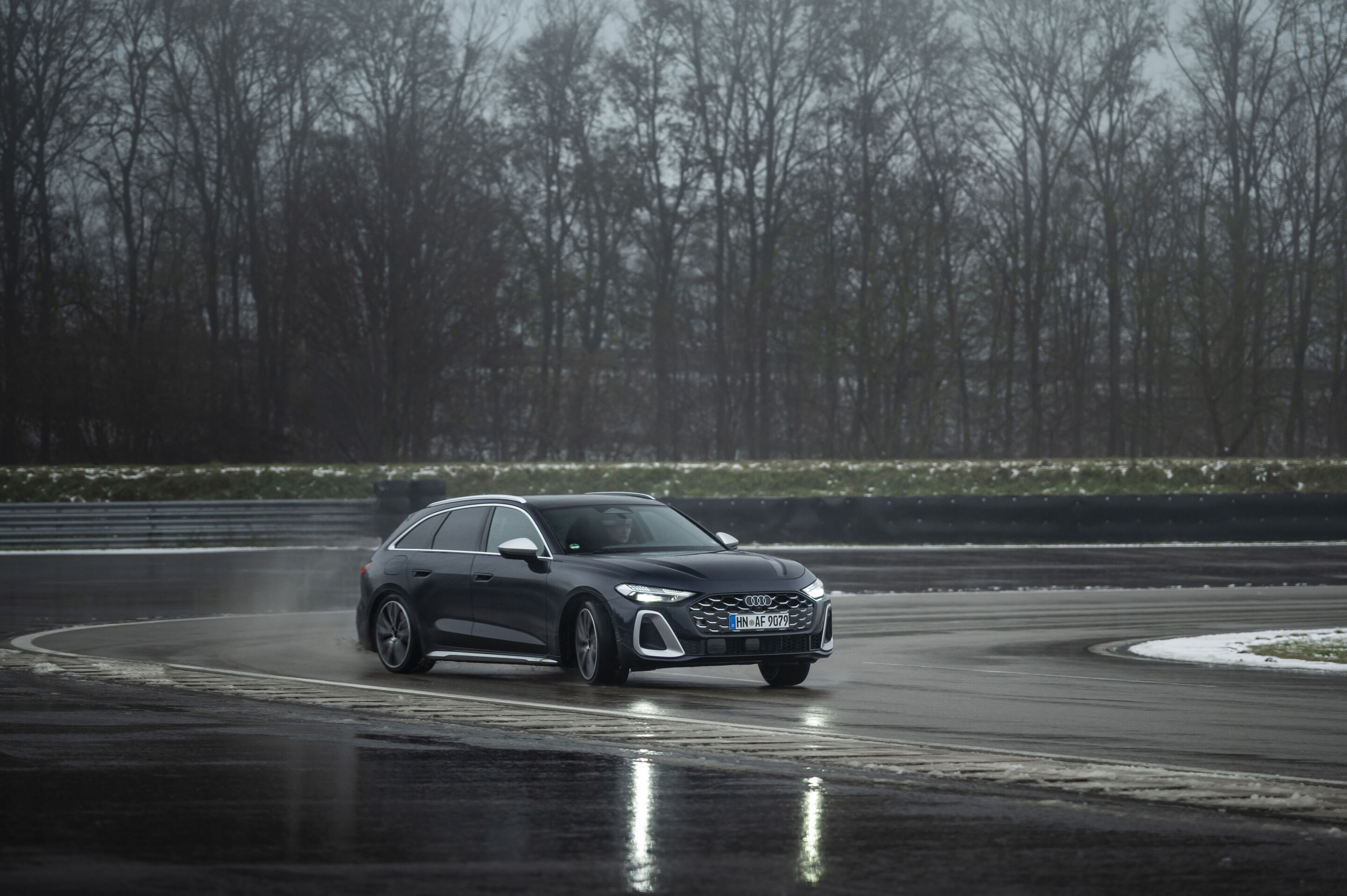 Updates für fünf Audi Baureihen: noch mehr Emotionen, Komfort und Features - Neuer Audi drive select Modus ‚Dynamic Plus‘: Für maximale Fahrdynamik sorgt ein heckbetontes Handling mit kontrollierten Drifts – für ein besonders intensives Fahrerlebnis.