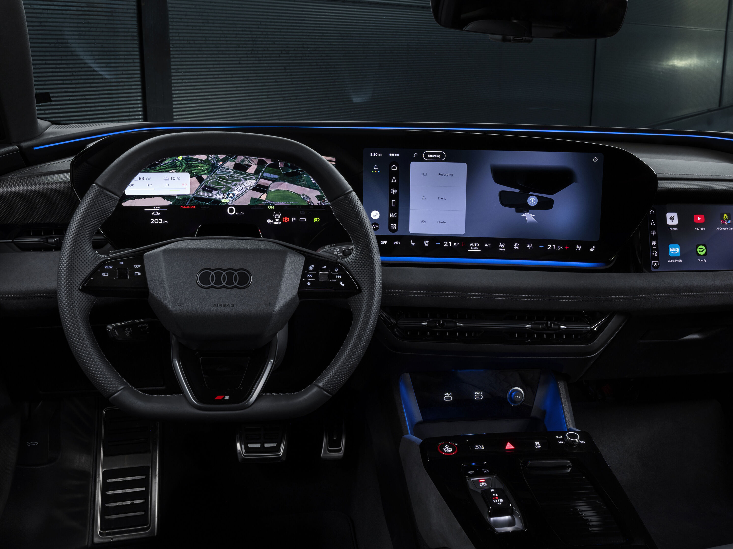 Updates für fünf Audi Baureihen: noch mehr Emotionen, Komfort und Features - Die optionale Dashcam im Fuß des Innenspiegels zeichnet das Verkehrsgeschehen in 4K-Auflösung auf – inklusive HDR und Ereignisfunktion.