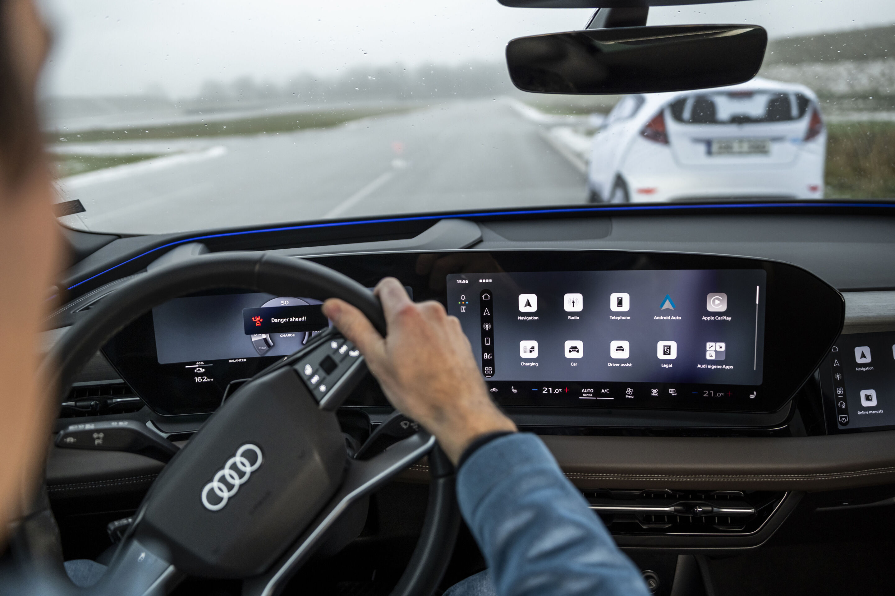 Updates für fünf Audi Baureihen: noch mehr Emotionen, Komfort und Features - Mehr Sicherheit in kritischen Situationen: Der Ausweichassistent kann innerhalb der eigenen Fahrspur selbstständig einem Hindernis ausweichen, wenn der Fahrer (oder die Fahrerin)...