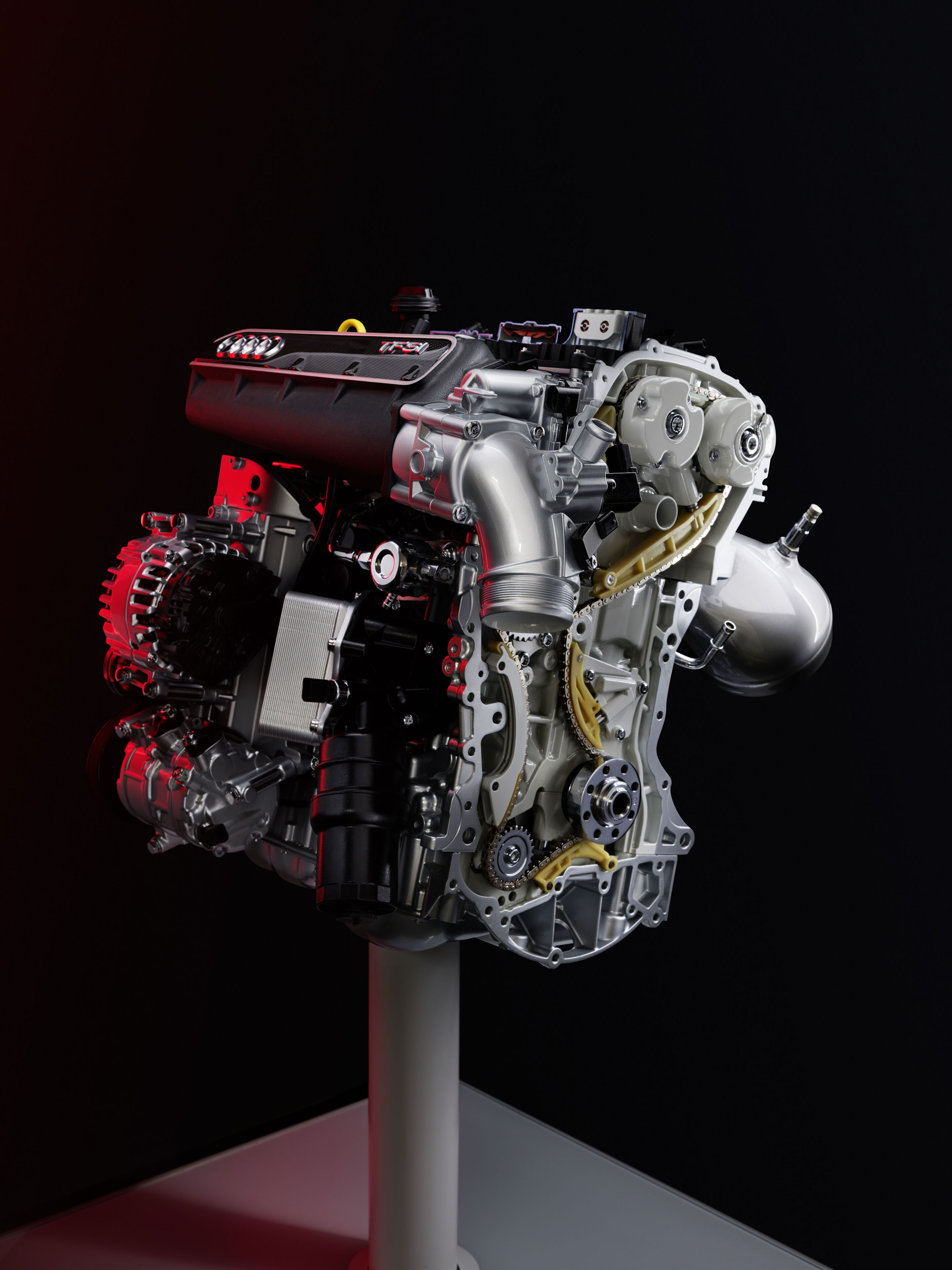Audi 2.5 TFSI five-cylinder - Full view of the five-cylinder with intake system and auxiliary components