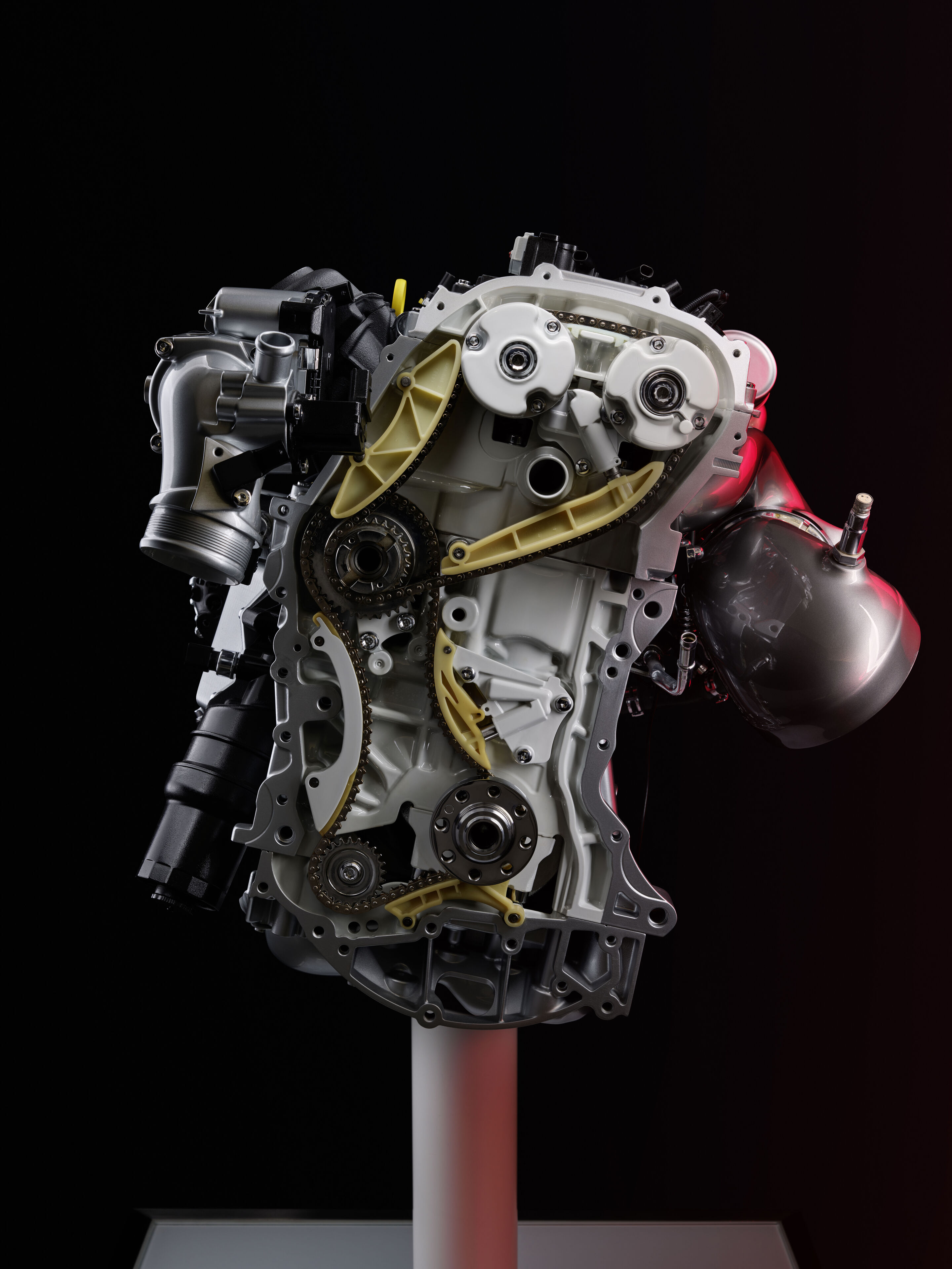 Audi 2.5 TFSI five-cylinder - Section view of the timing drive with chain guide – precise design for reliable power transmission