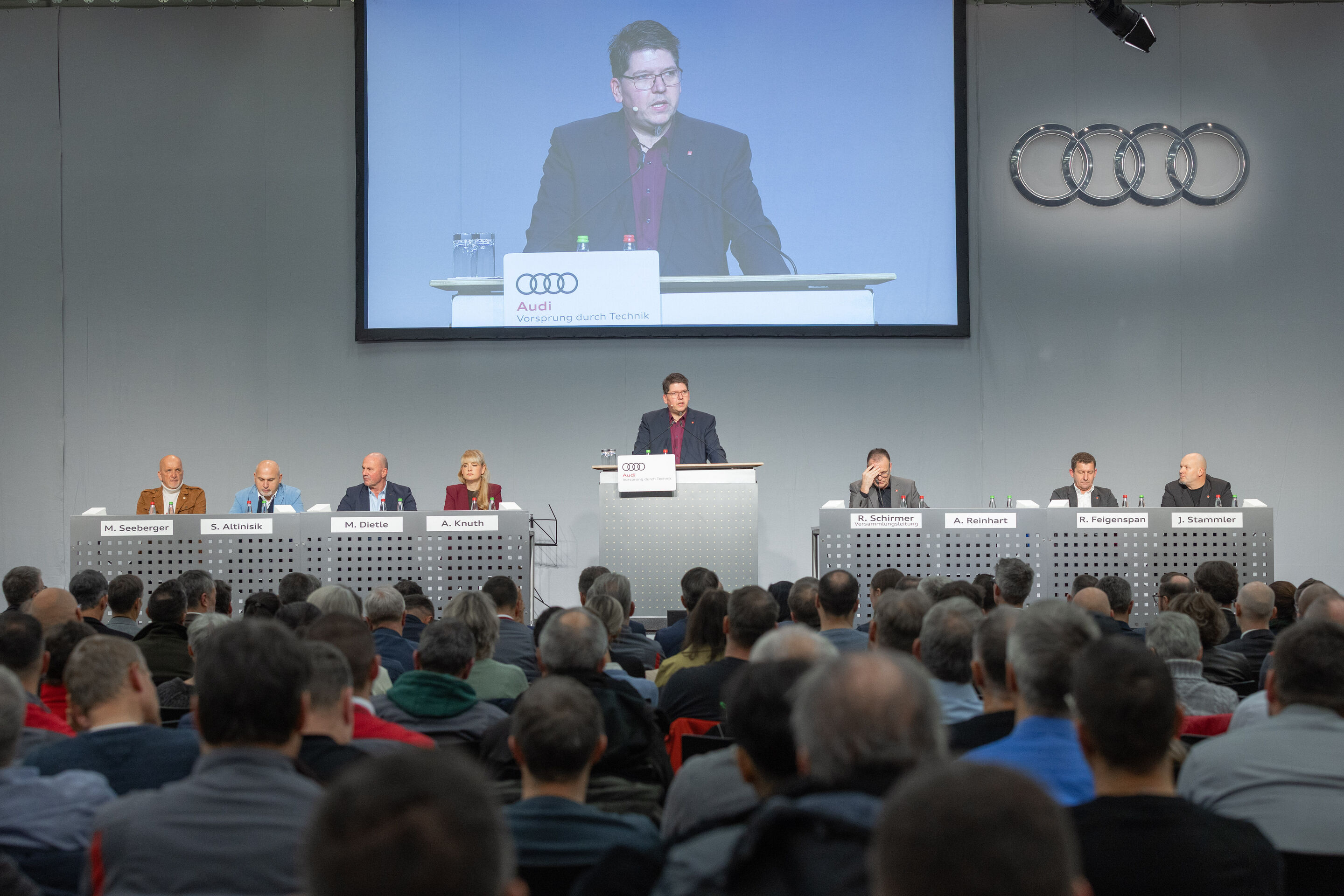 Betriebsversammlung Neckarsulm: Betriebsrat blickt zurück und stellt Forderungen für die Zukunft - Der stellvertretende Betriebsratsvorsitzende Alexander Reinhart blickte in seiner Rede auf die Erfolge der letzten Jahre zurück und stellte klare Forderungen...