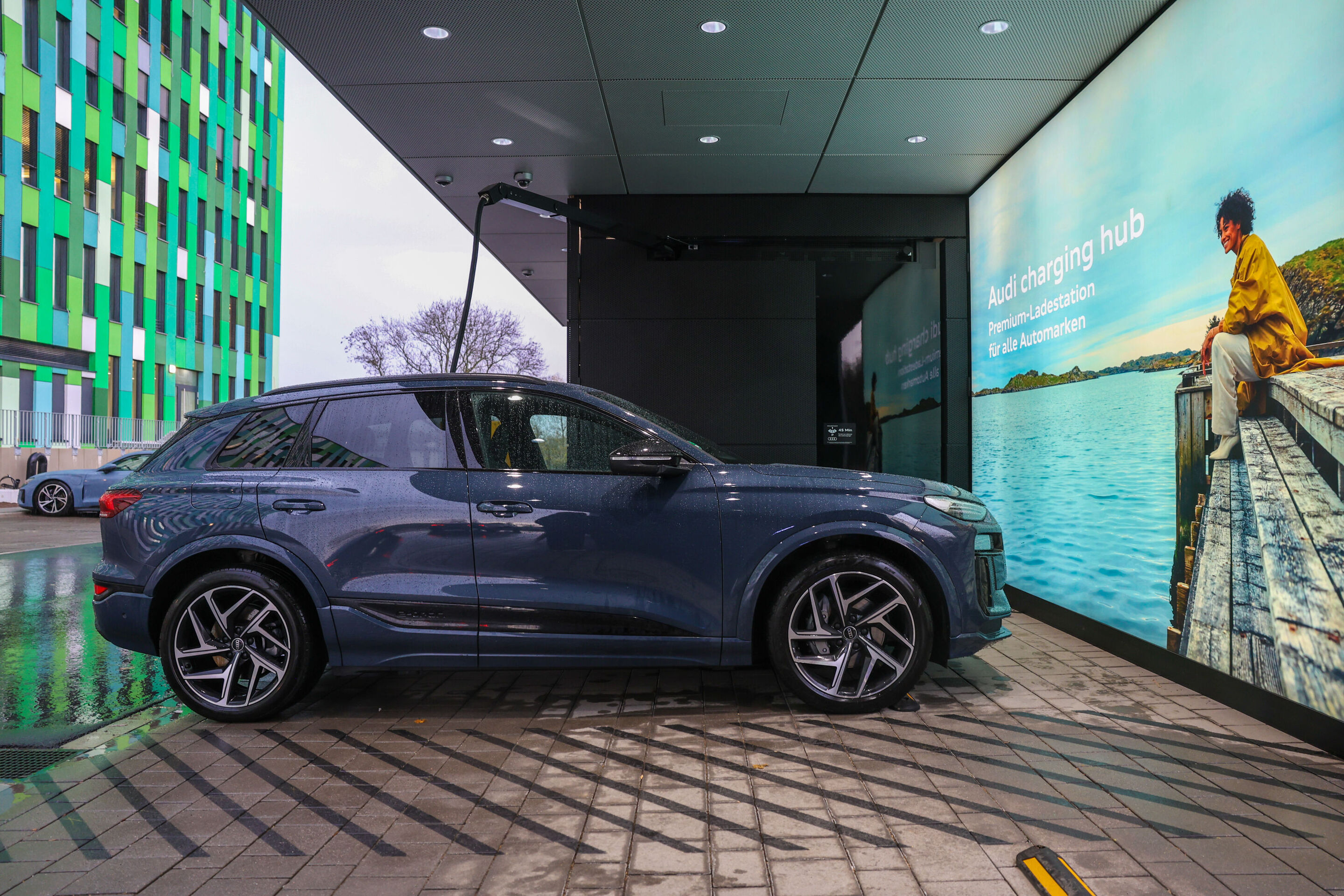 Audi opens third charging hub in 2025: now also in Düsseldorf - An Audi Q6 SUV e-tron charges at the Audi charging hub on the EUREF campus in Düsseldorf.