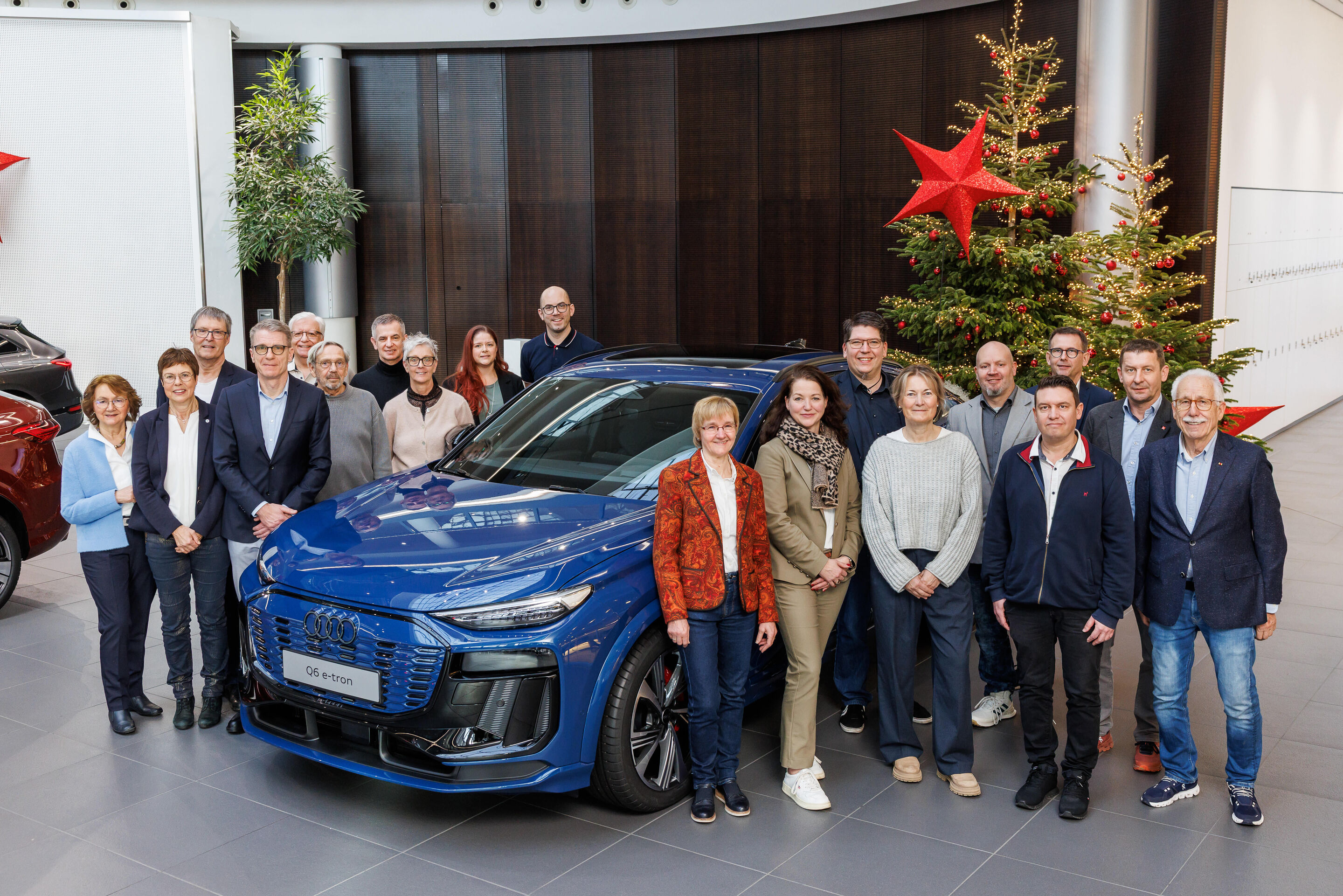 Audi Belegschaft Neckarsulm spendet zum 49. Mal für soziale Einrichtungen in der Region - Spendenübergabe im Audi Forum Neckarsulm mit Vertreterinnen und Vertretern der Organisationen sowie Alexander Reinhart, Thomas Hasenbank und Fred Schulze.