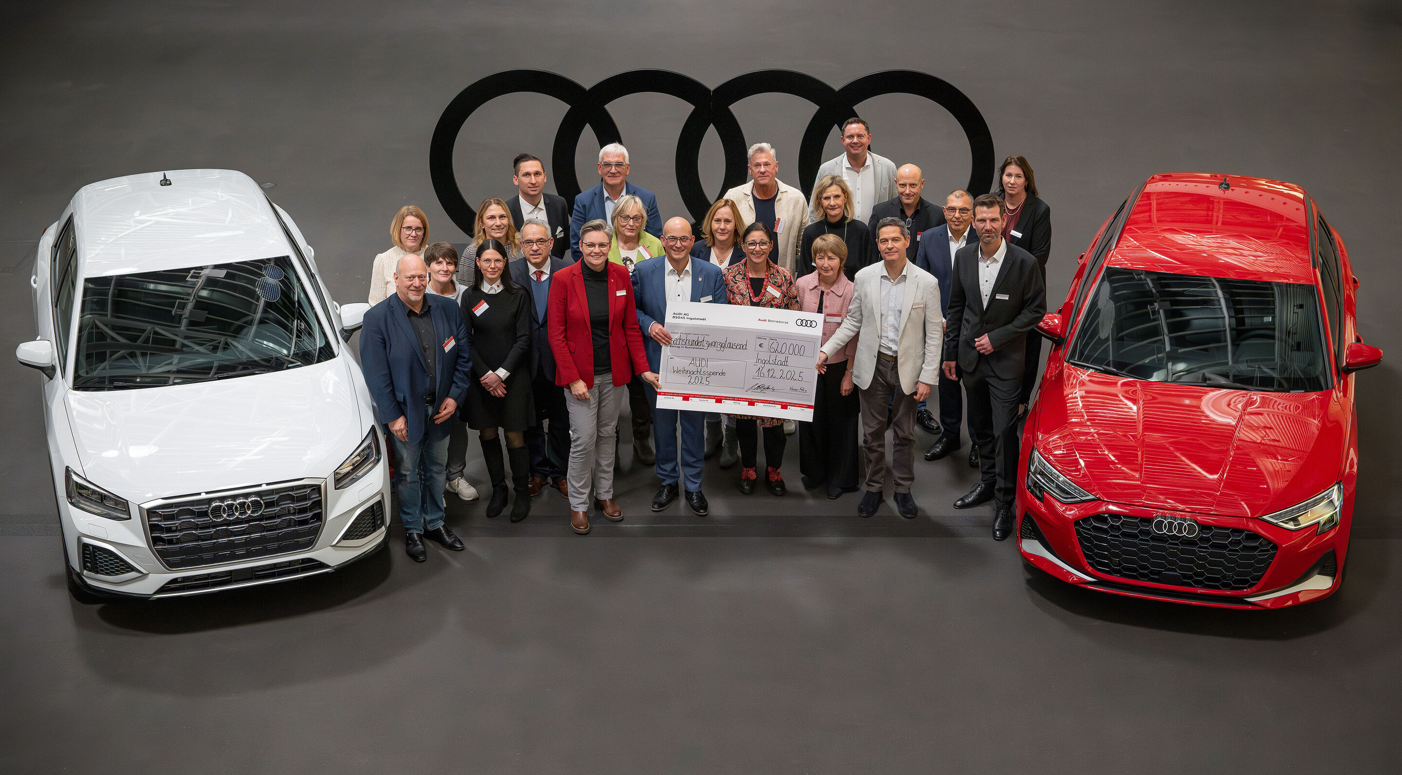 Audi und seine Belegschaft spenden 850.000 Euro für den guten Zweck - Karola Frank (stellvertretende Betriebsratsvorsitzende), Betriebsratsvorsitzender Jörg Schlagbauer und Personalvorstand Xavier Ros überreichen einen symbolischen Scheck an Vertreterinnen...