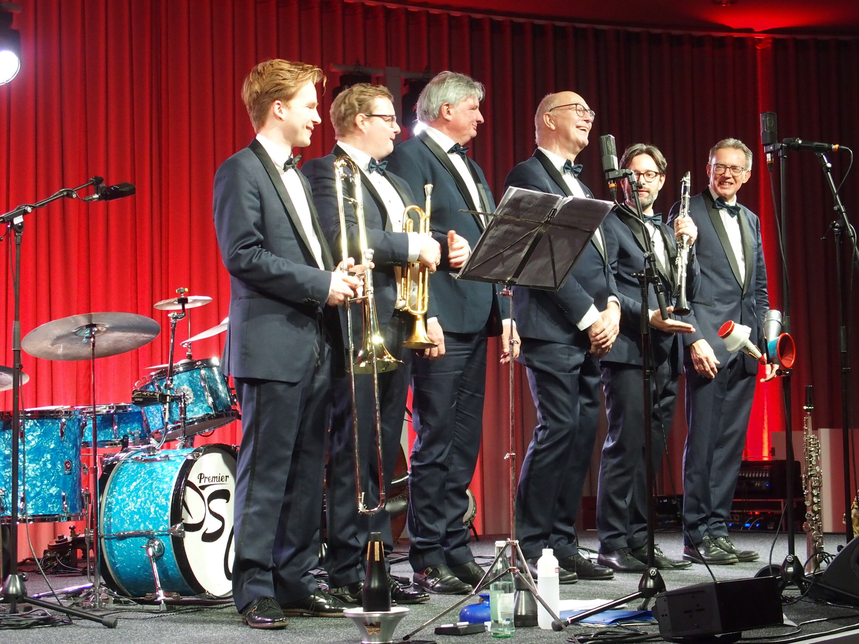Audi Forum Ingolstadt – Newsletter Januar - Die Mitglieder der Dutch Swing College Band aus den Niederlanden stehen auf einer Bühne.