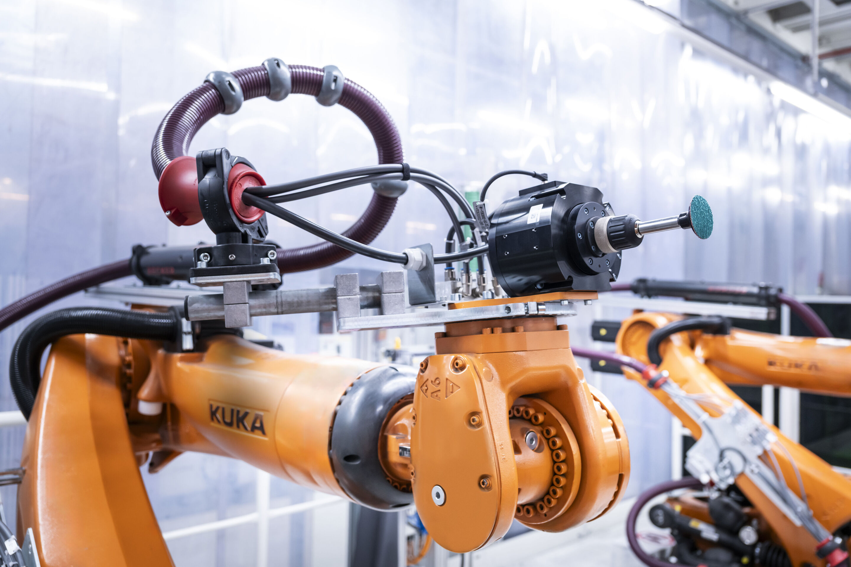 Audi beschleunigt den Einsatz Künstlicher Intelligenz in der Produktion - Eine KI-Anwendung erkennt im Karosseriebau am Audi Standort Neckarsulm Schweißspritzer am Unterboden einer Karosserie. In einer weiteren Ausbaustufe übernimmt neuerdings ein Roboterarm...
