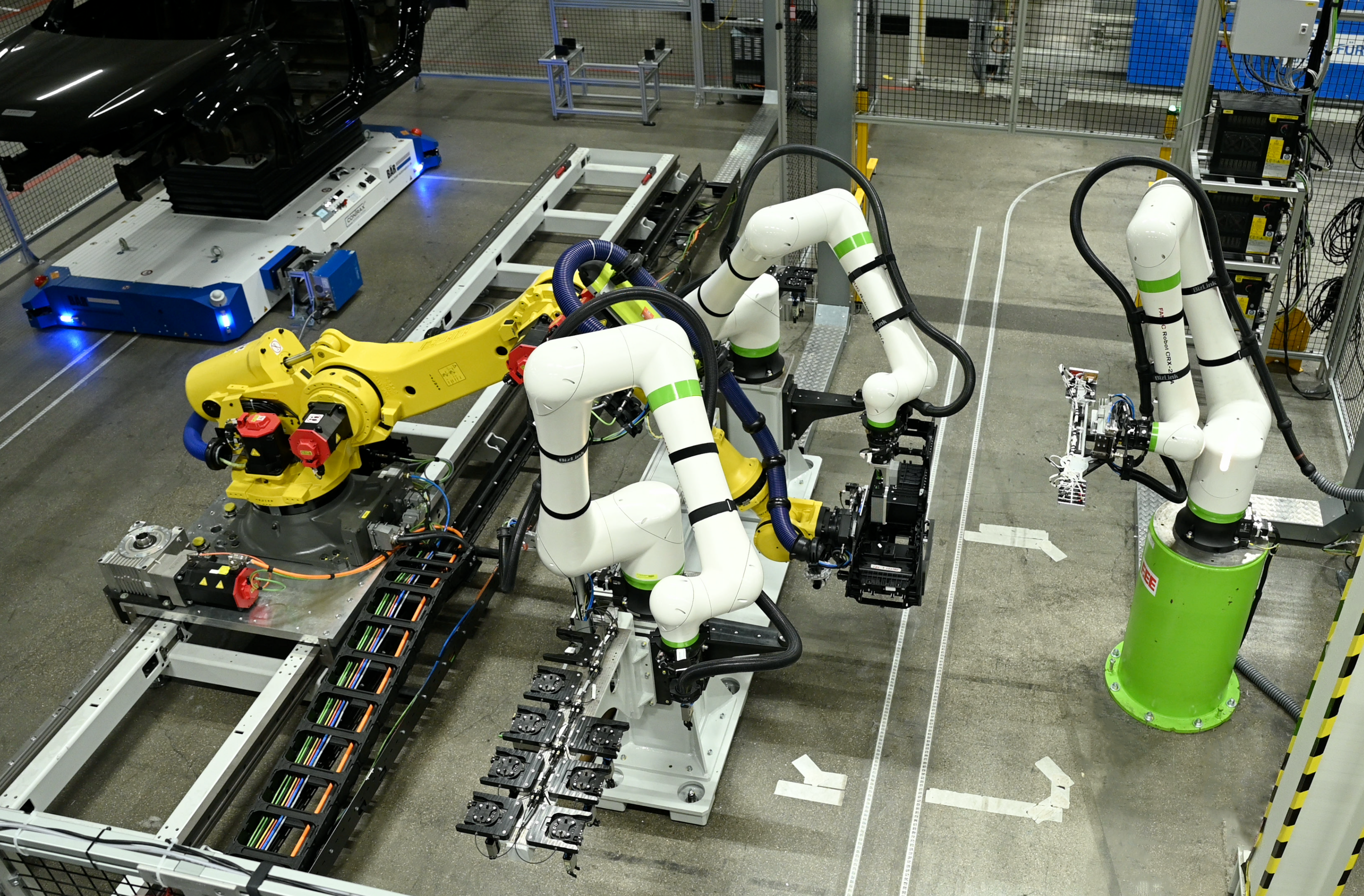 Audi beschleunigt den Einsatz Künstlicher Intelligenz in der Produktion - Der Leitungssatz wird automatisiert in die Mittelkonsole eingebracht und für den Verbau in der Karosserie vorbereitet. Im Zukunftsprojekt Next2OEM zeigt Audi am Standort Ingolstadt...