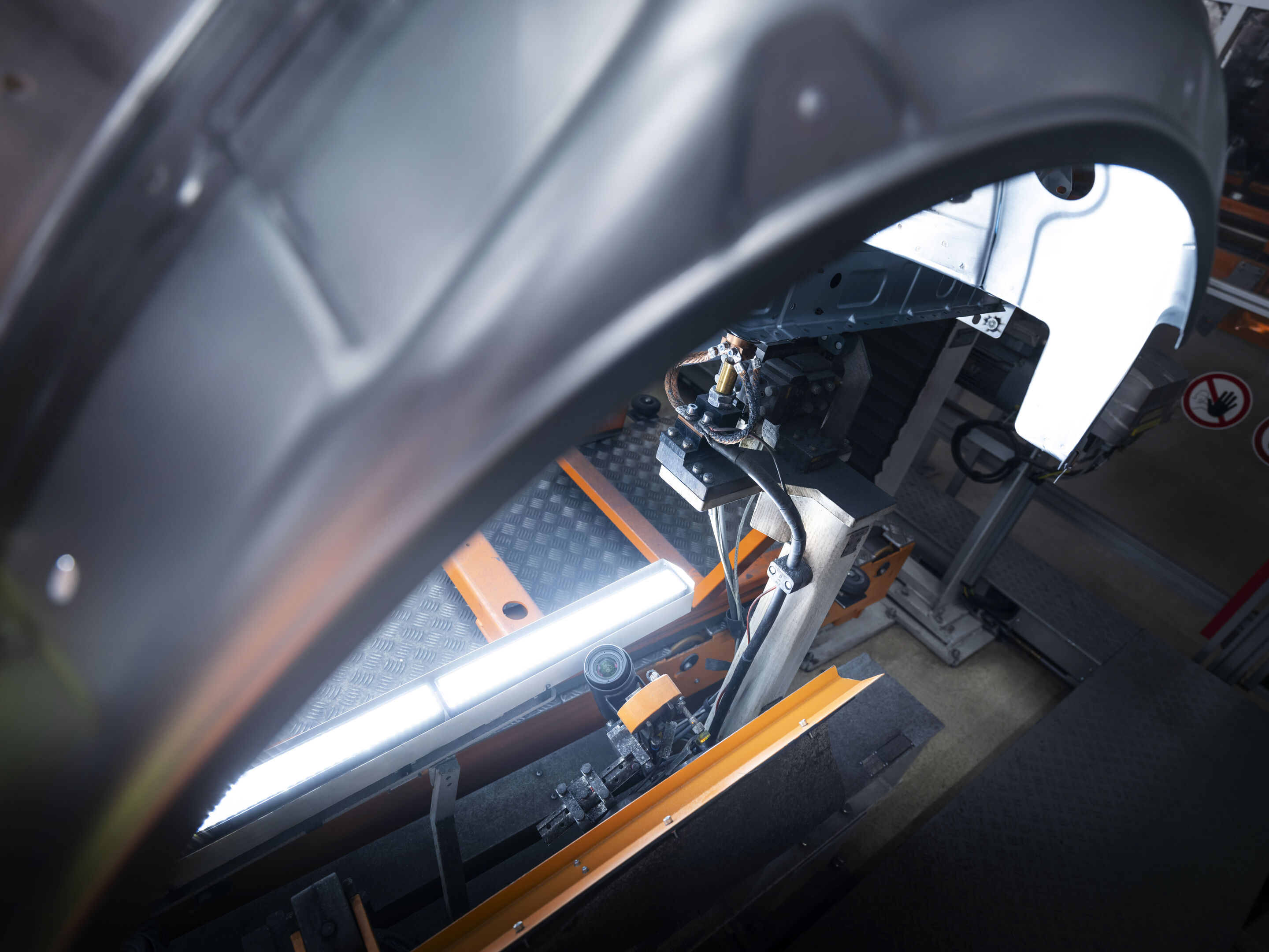Audi beschleunigt den Einsatz Künstlicher Intelligenz in der Produktion - Am Audi Standort Neckarsulm erkennt die KI-Anwendung Weld Splatter Detection (WSD) Schweißspritzer am Unterboden einer Karosserie.