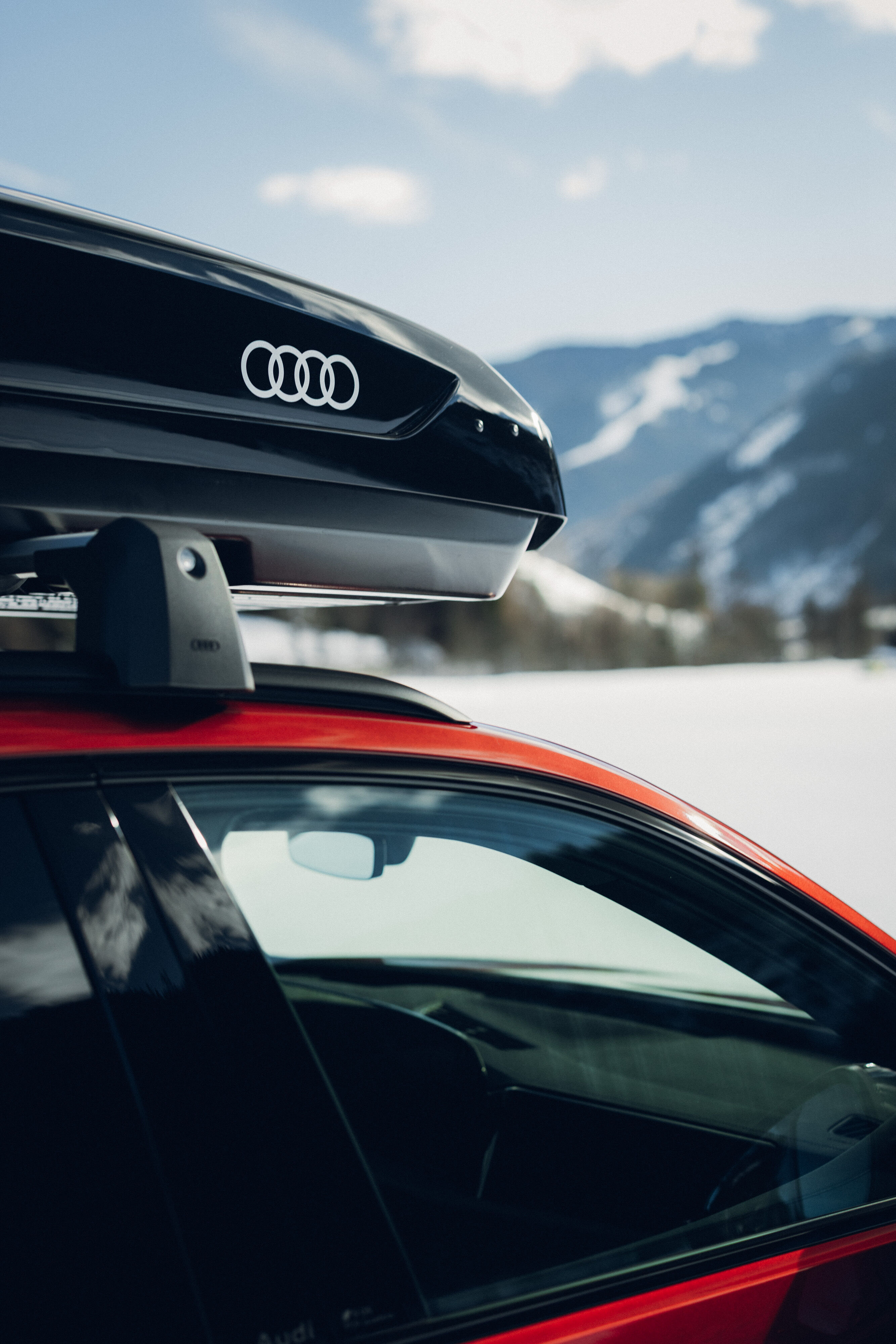 Audi SQ5 - Detailaufnahme eines Audi SQ5 in Grenadinerot mit einer schwarzen Dachbox.
