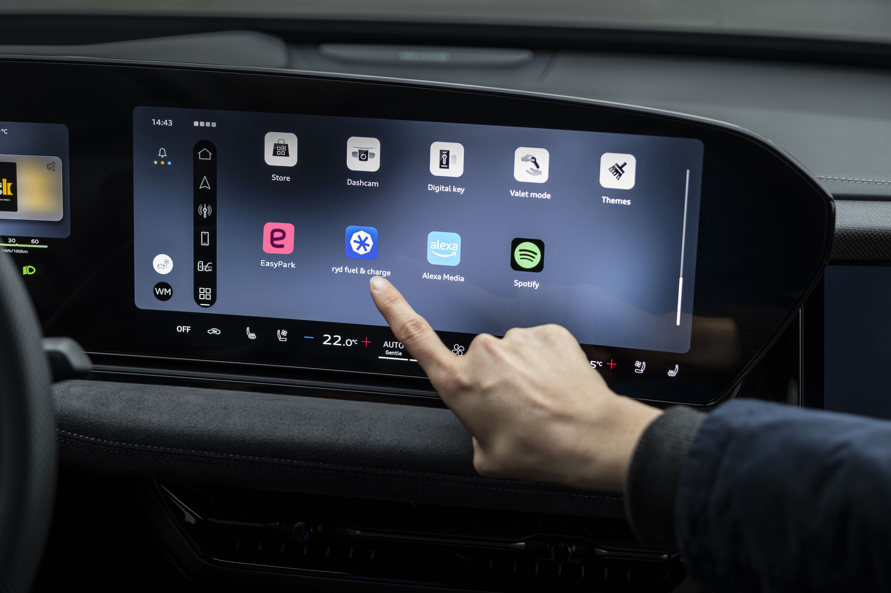 Bequemer, schneller, kontaktlos: Audi integriert neue Apps für Parken, Laden und Tanken - Das zentrale MMI-Display eines Audi zeigt die Integration verschiedener Apps wie EasyPark und ryd. Ein Finger tippt auf das Symbol für die jeweilige App.