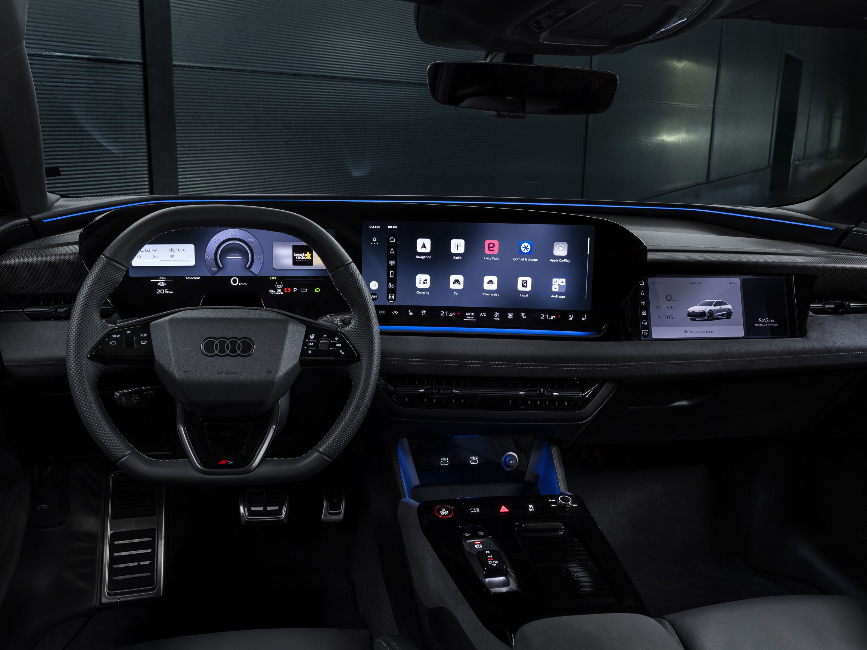 Bequemer, schneller, kontaktlos: Audi integriert neue Apps für Parken, Laden und Tanken - Modernes Audi-Cockpit mit Panoramadisplay und integriertem Audi Application Store. Neben dem digitalen Kombiinstrument sind Apps wie EasyPark und ryd sichtbar, die...