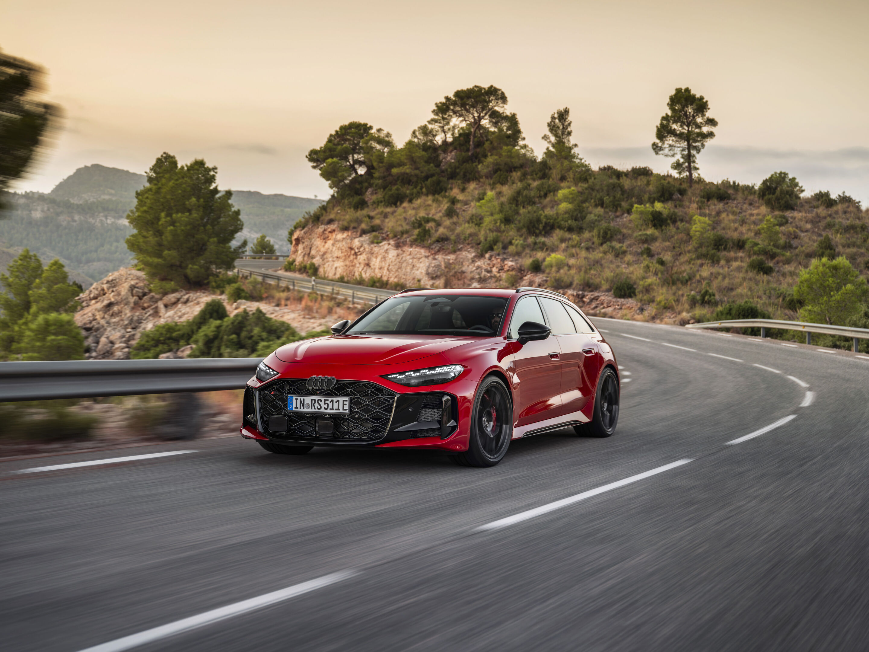 Audi RS 5 Avant - Progressivrot Metallic, Outdoor-Fahraufnahme, Exterieur, Dreiviertelfrontansicht