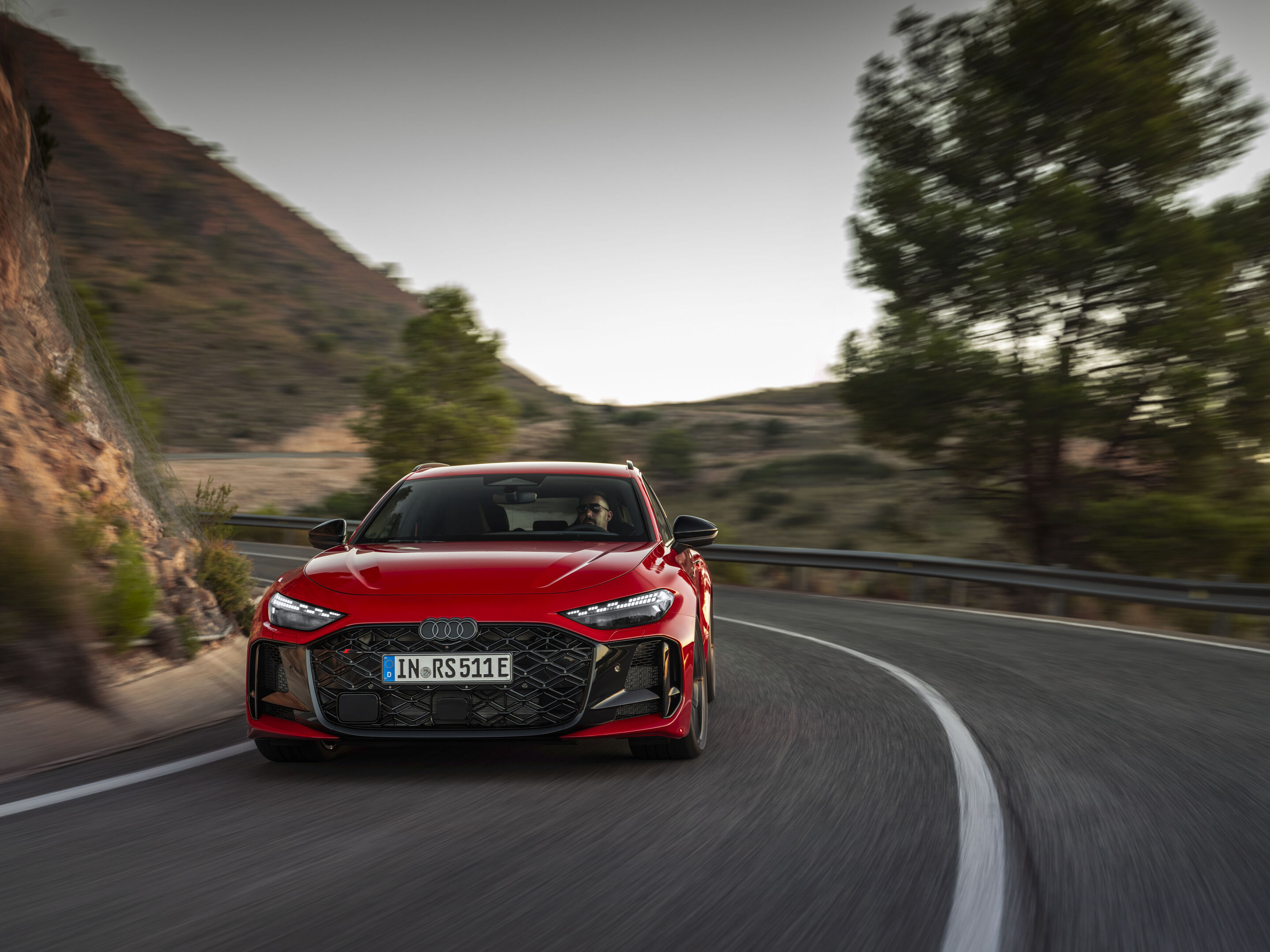 Audi RS 5 Avant - Progressivrot Metallic, Outdoor-Fahraufnahme, Exterieur, Frontansicht