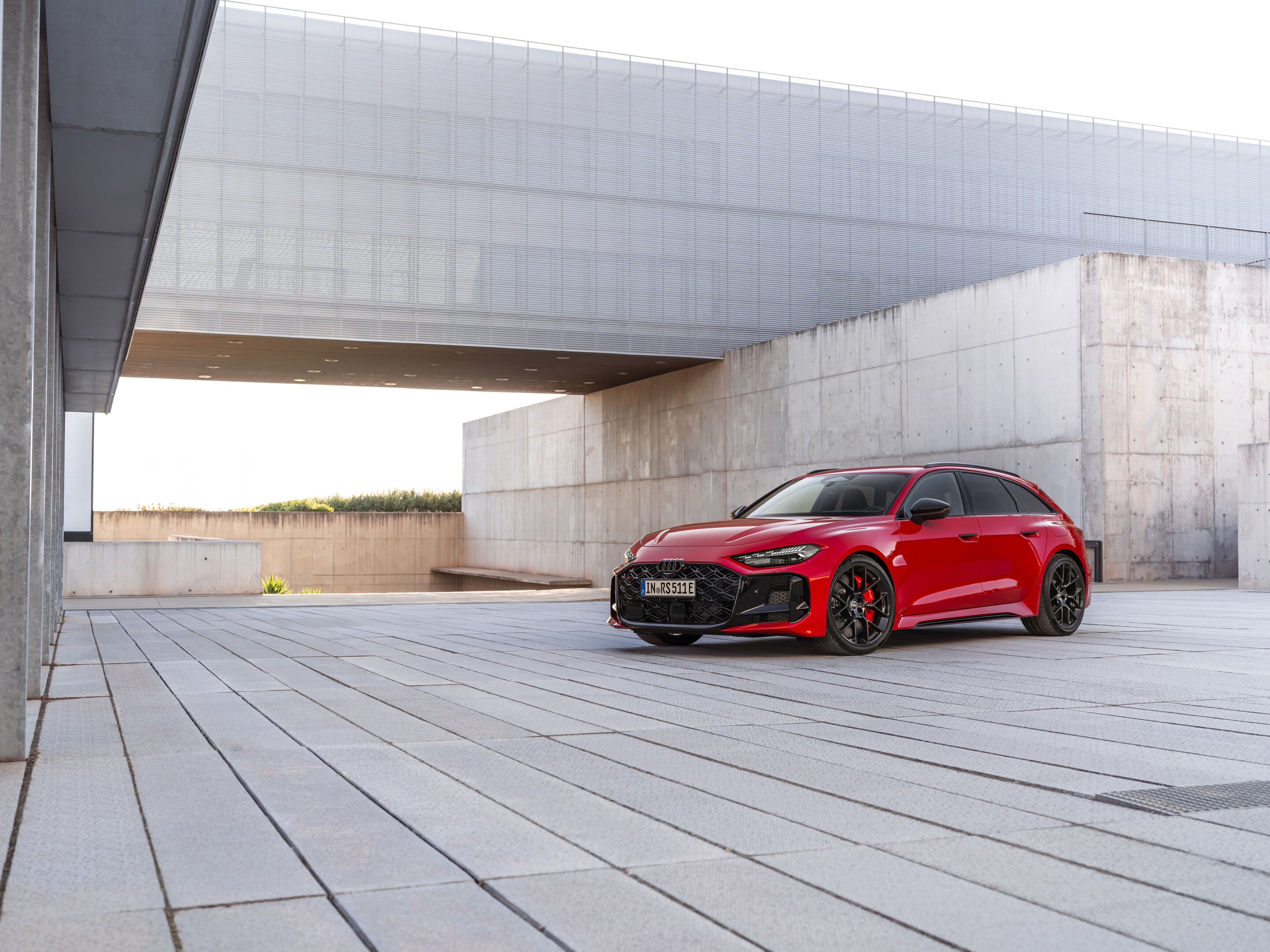 Audi RS 5 Avant - Progressivrot Metallic, Outdoor-Standaufnahme, Exterieur, Dreiviertelfrontansicht