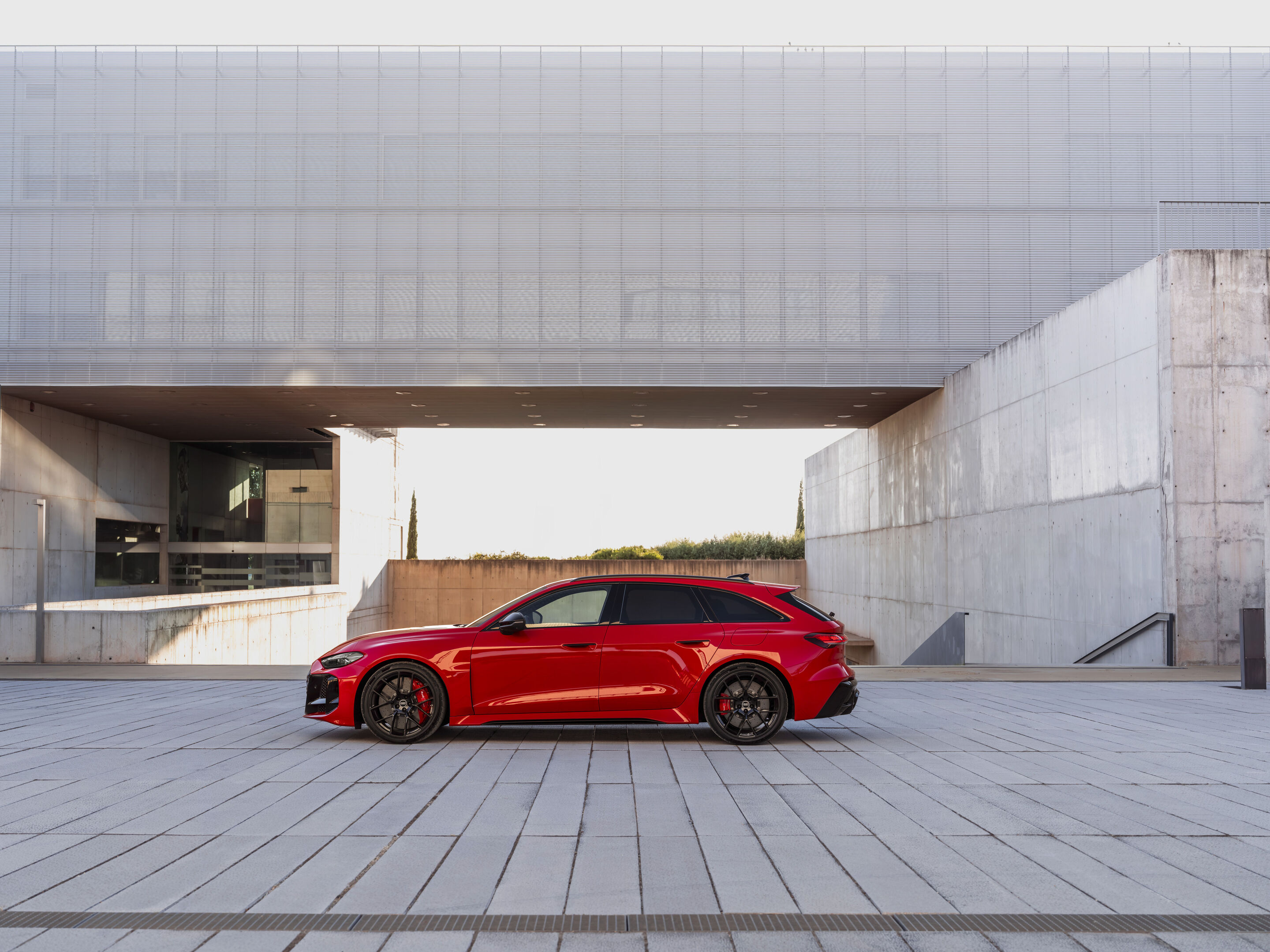Audi RS 5 Avant - Progressivrot Metallic, Outdoor-Standaufnahme, Exterieur, Seitenansicht