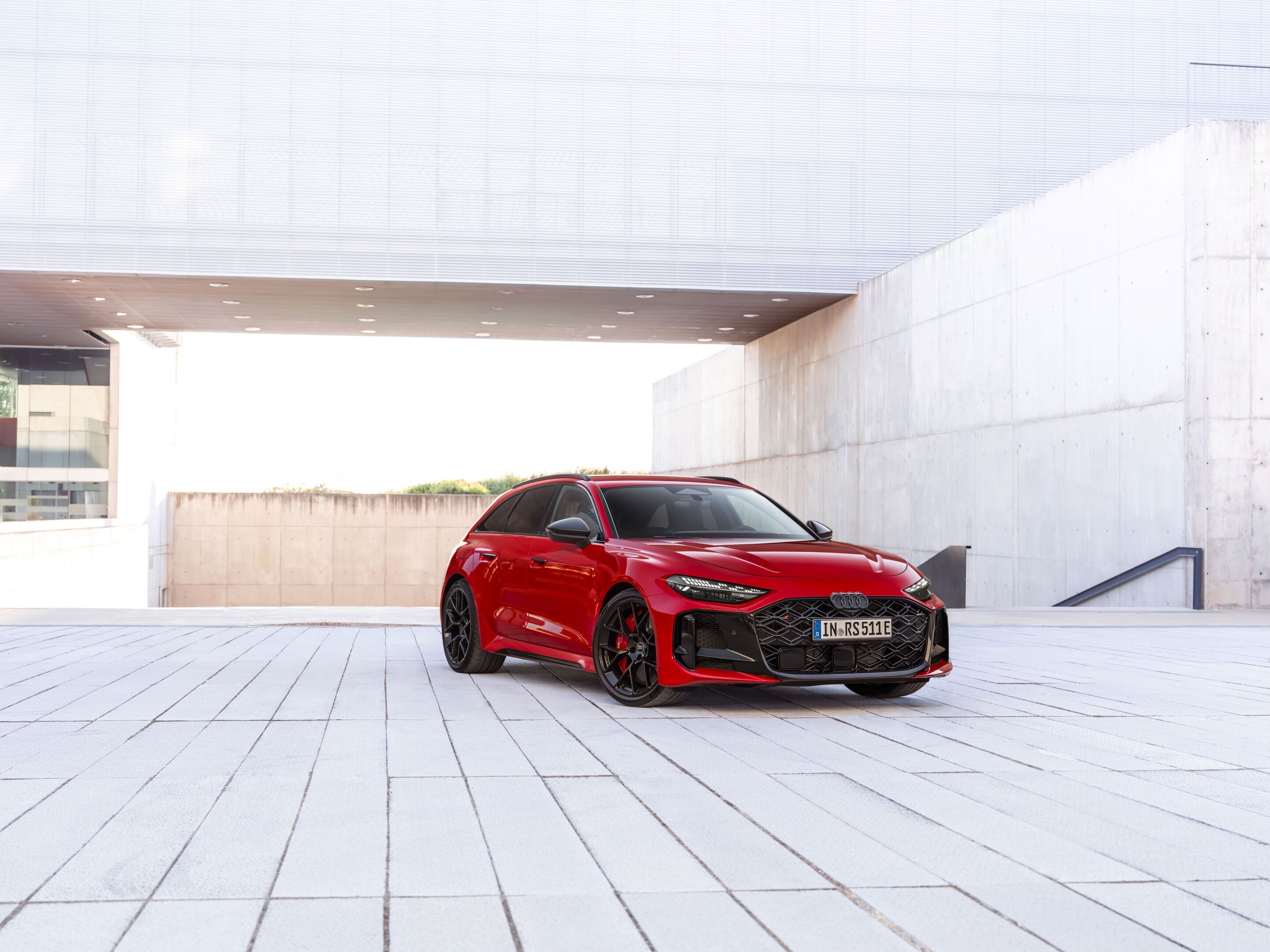 Audi RS 5 Avant - Progressivrot Metallic, Outdoor-Standaufnahme, Exterieur, Dreiviertelfrontansicht