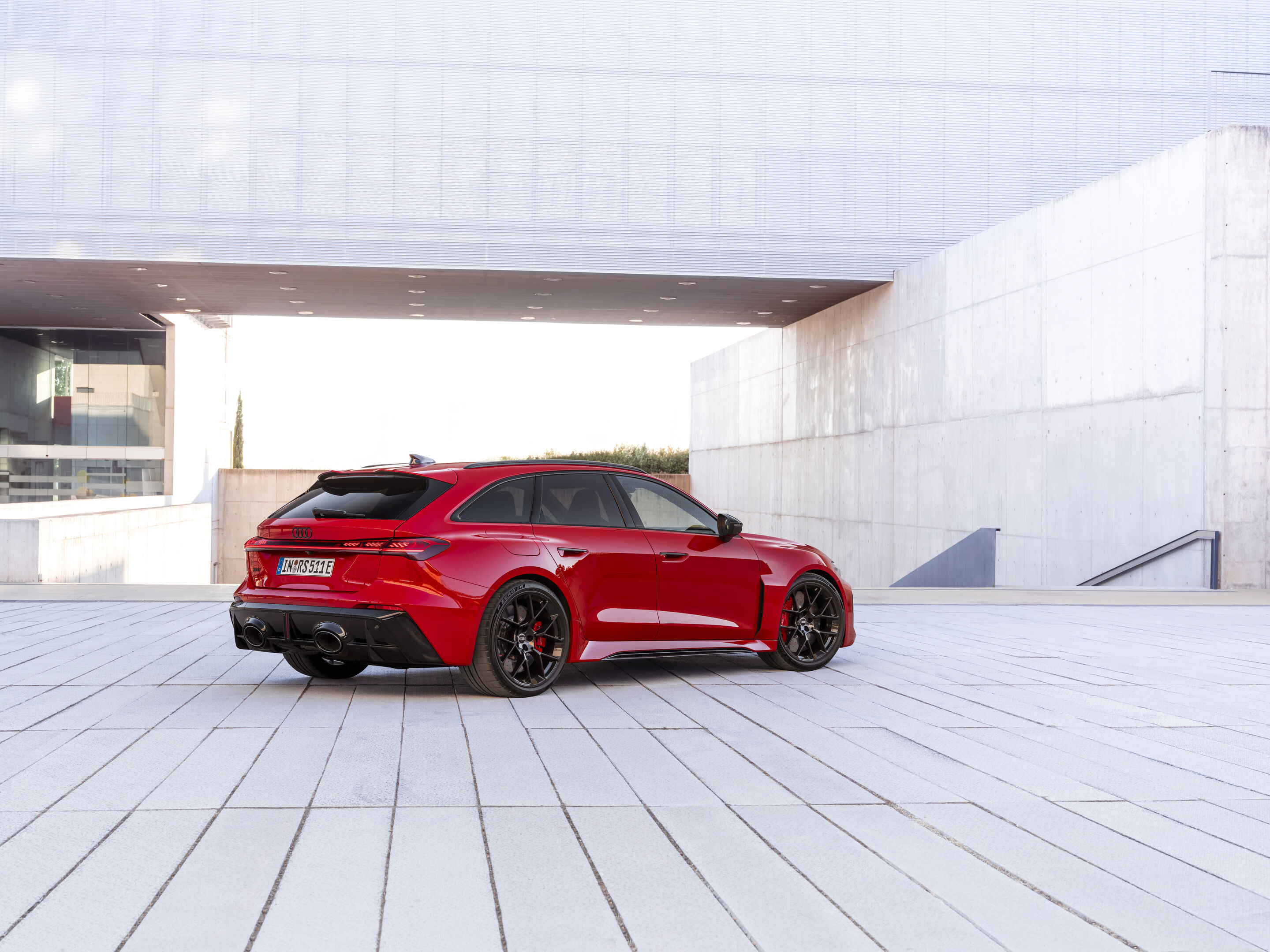 Audi RS 5 Avant - Progressivrot Metallic, Outdoor-Standaufnahme, Exterieur, Dreiviertelheckansicht