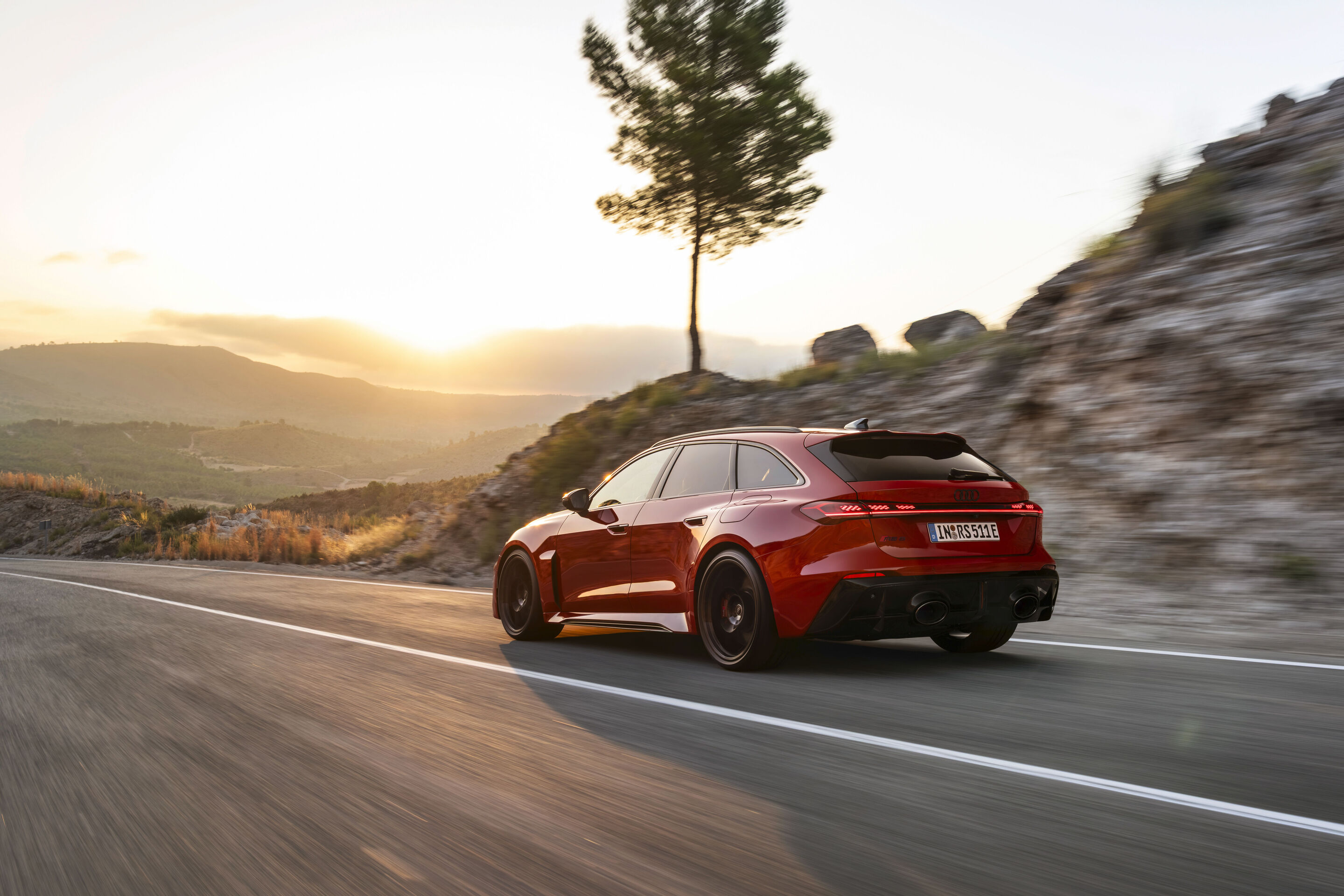 Audi RS 5 Avant - Progressivrot Metallic, Outdoor-Fahraufnahme, Exterieur, Dreiviertelheckansicht
