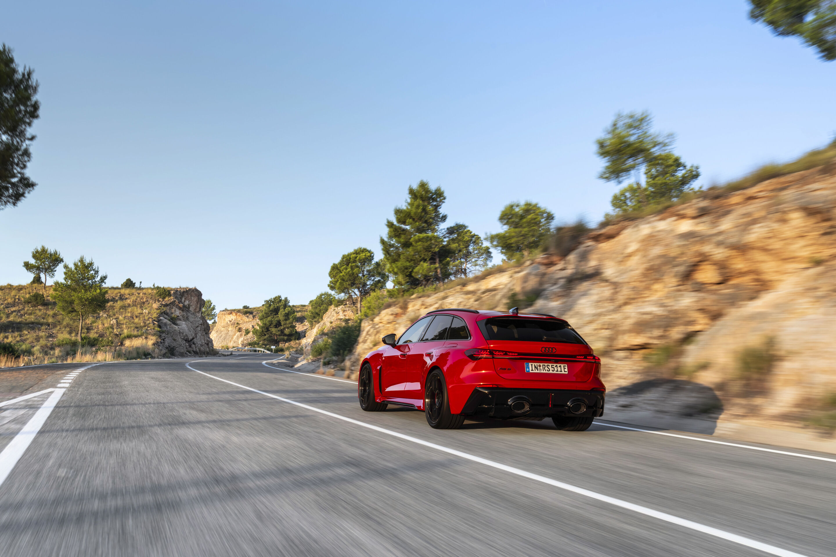 Audi RS 5 Avant - Progressivrot Metallic, Outdoor-Fahraufnahme, Exterieur, Dreiviertelheckansicht