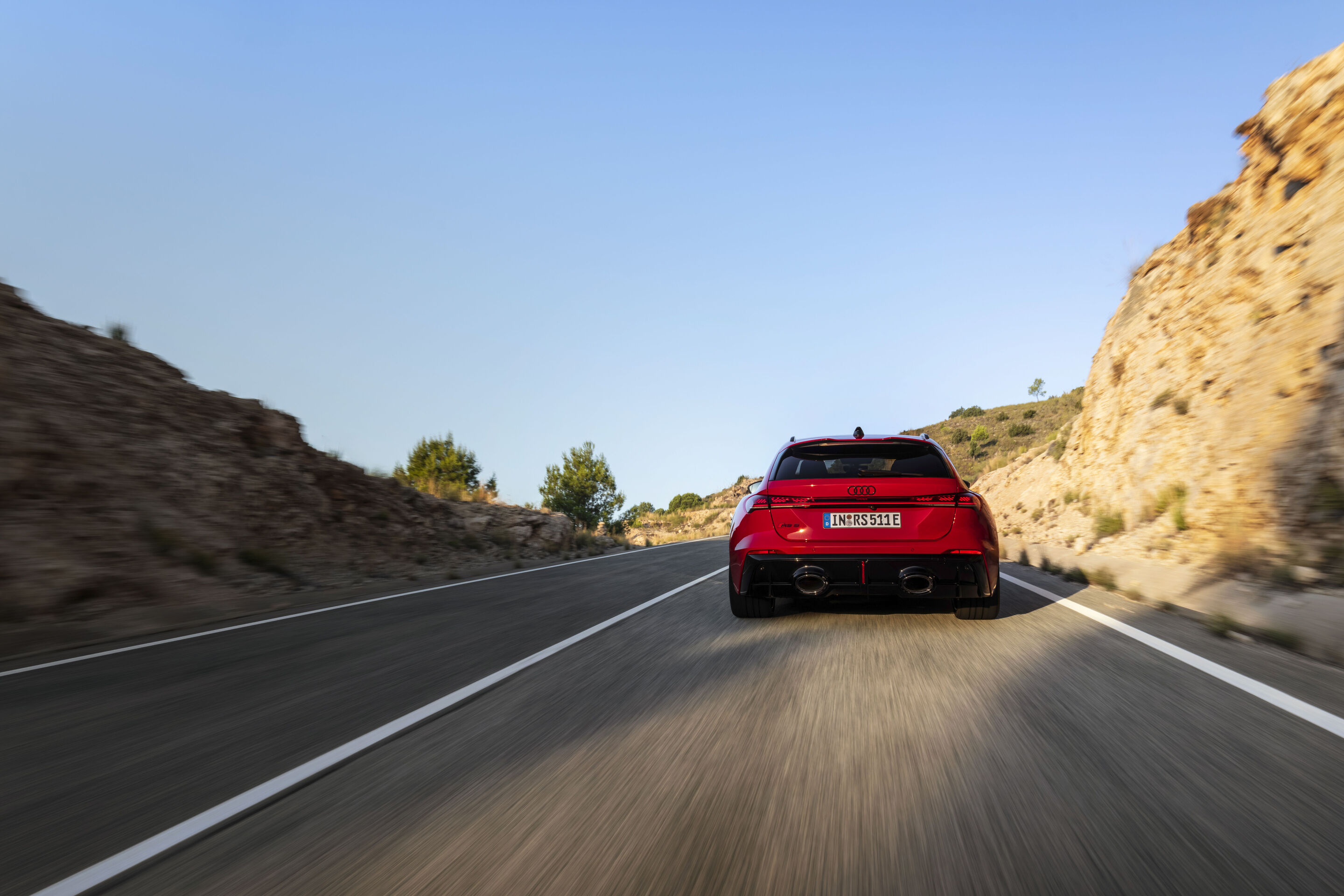 Audi RS 5 Avant - Progressivrot Metallic, Outdoor-Fahraufnahme, Exterieur, Heckansicht