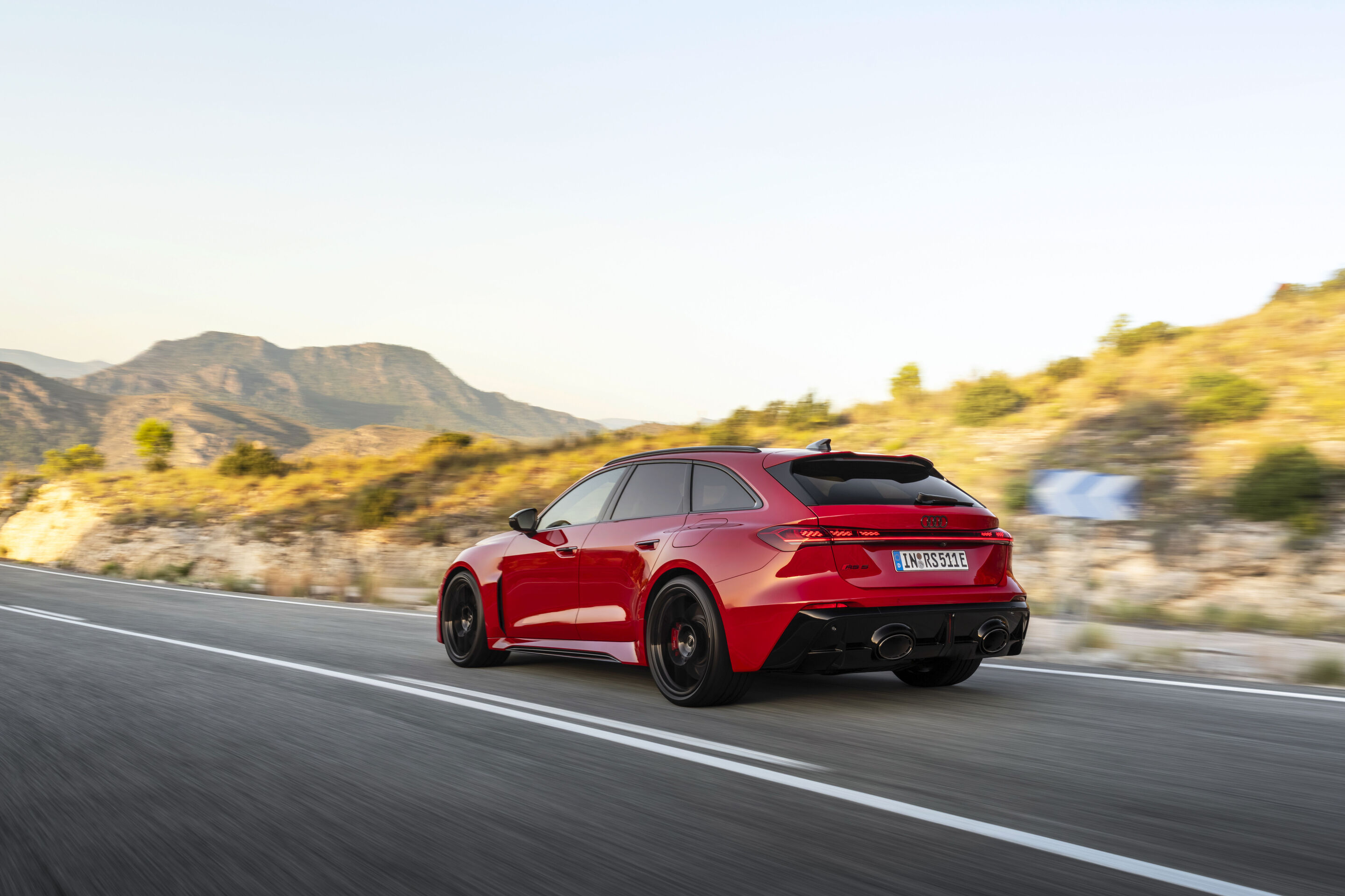 Audi RS 5 Avant - Progressivrot Metallic, Outdoor-Fahraufnahme, Exterieur, Dreiviertelheckansicht