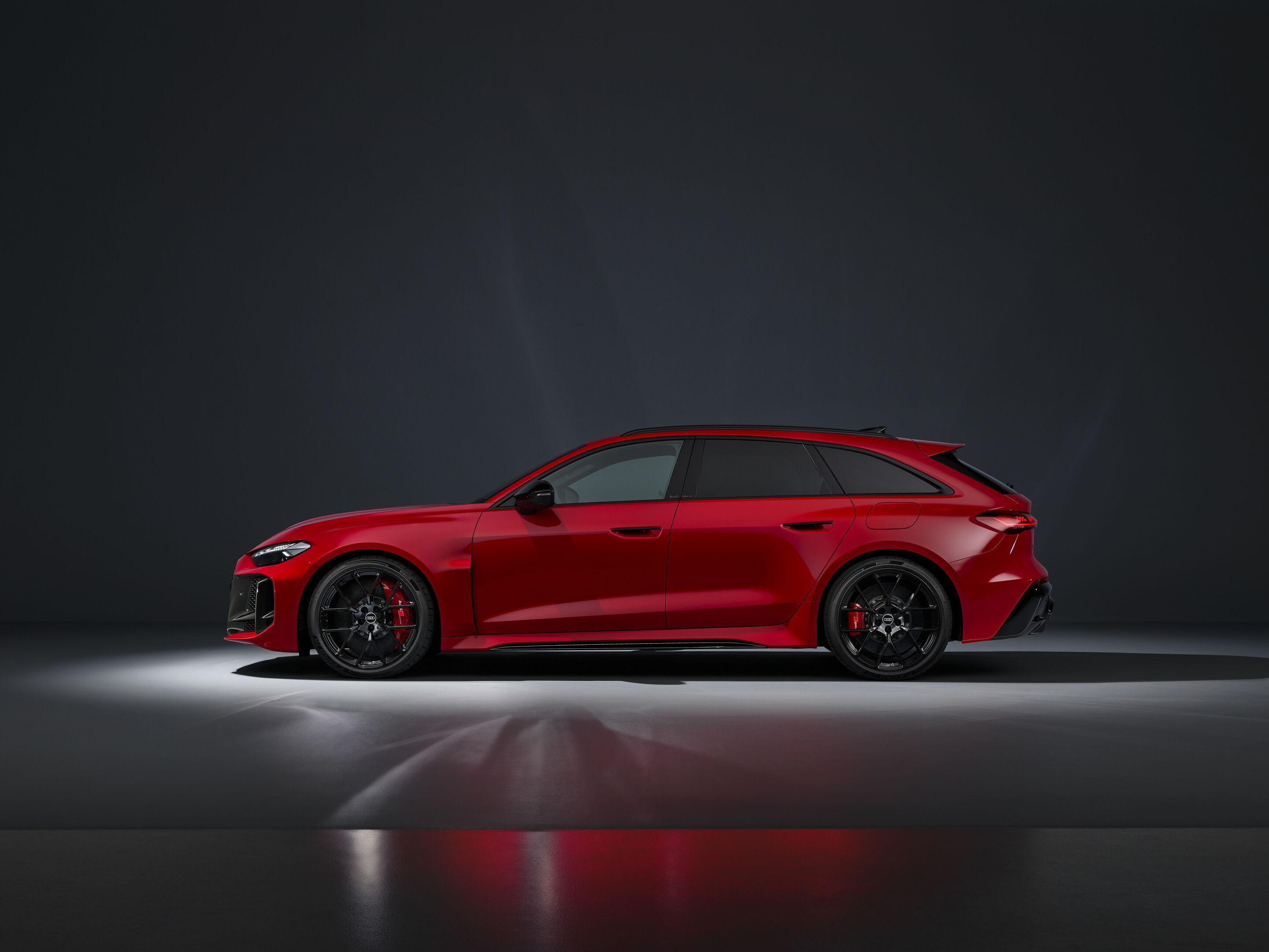 Audi RS 5 Avant - Progressivrot Metallic, Indoor-Standaufnahme, Exterieur, Seitenansicht