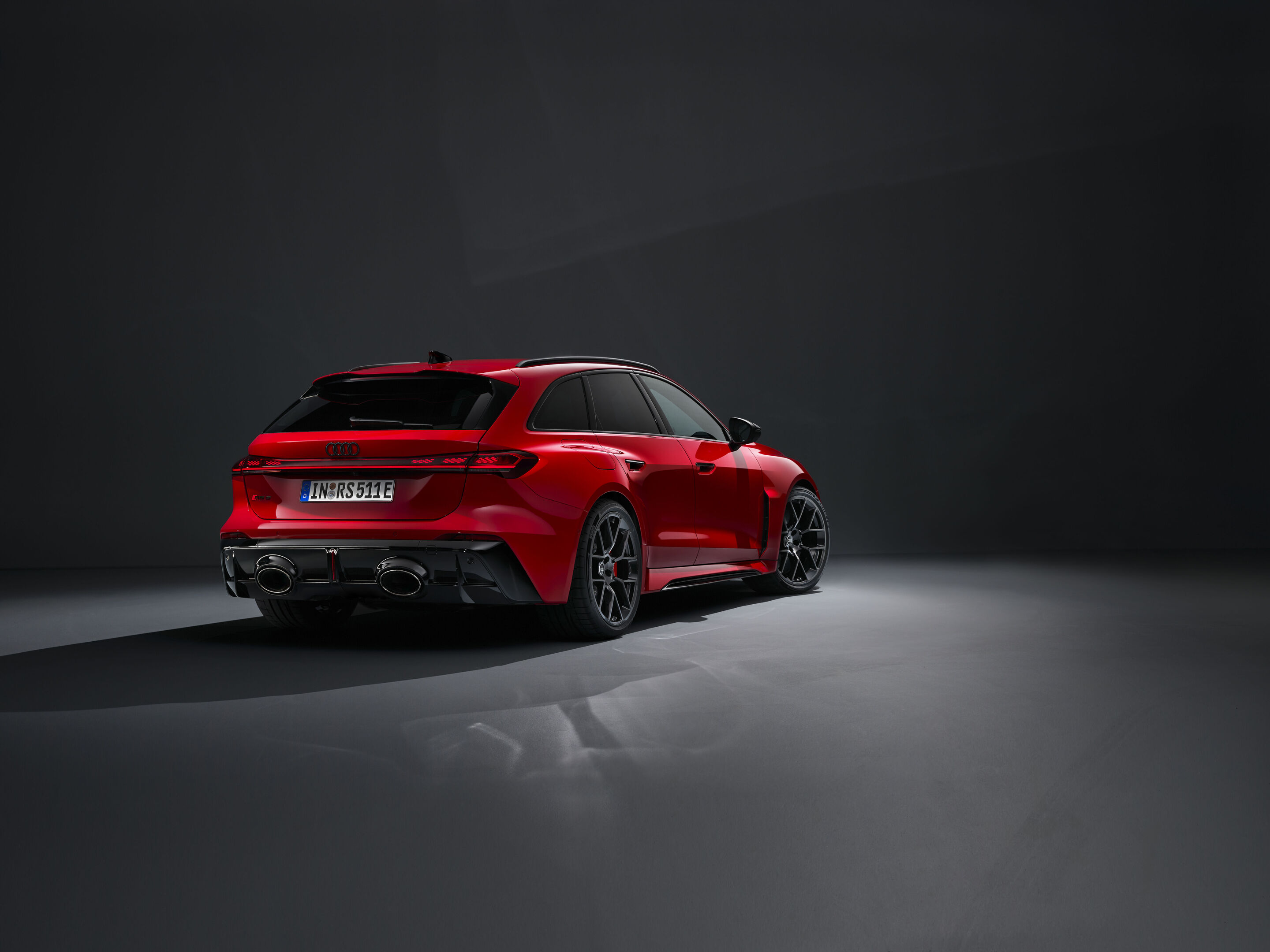 Audi RS 5 Avant - Progressivrot Metallic, Indoor-Standaufnahme, Exterieur, Dreiviertelheckansicht