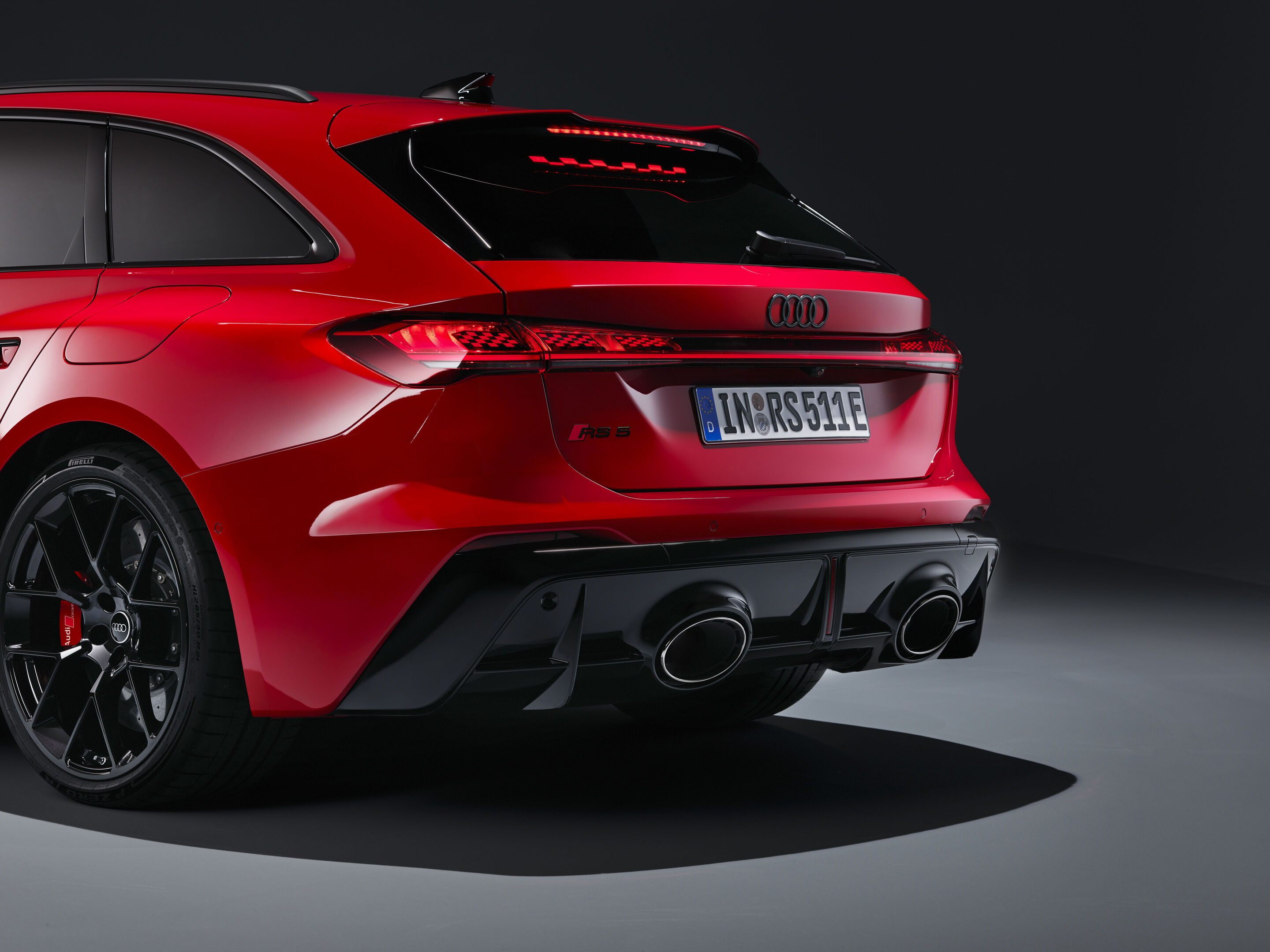 Audi RS 5 Avant - Progressivrot Metallic, Indoor-Standaufnahme, Exterieur, Detailansicht Heck