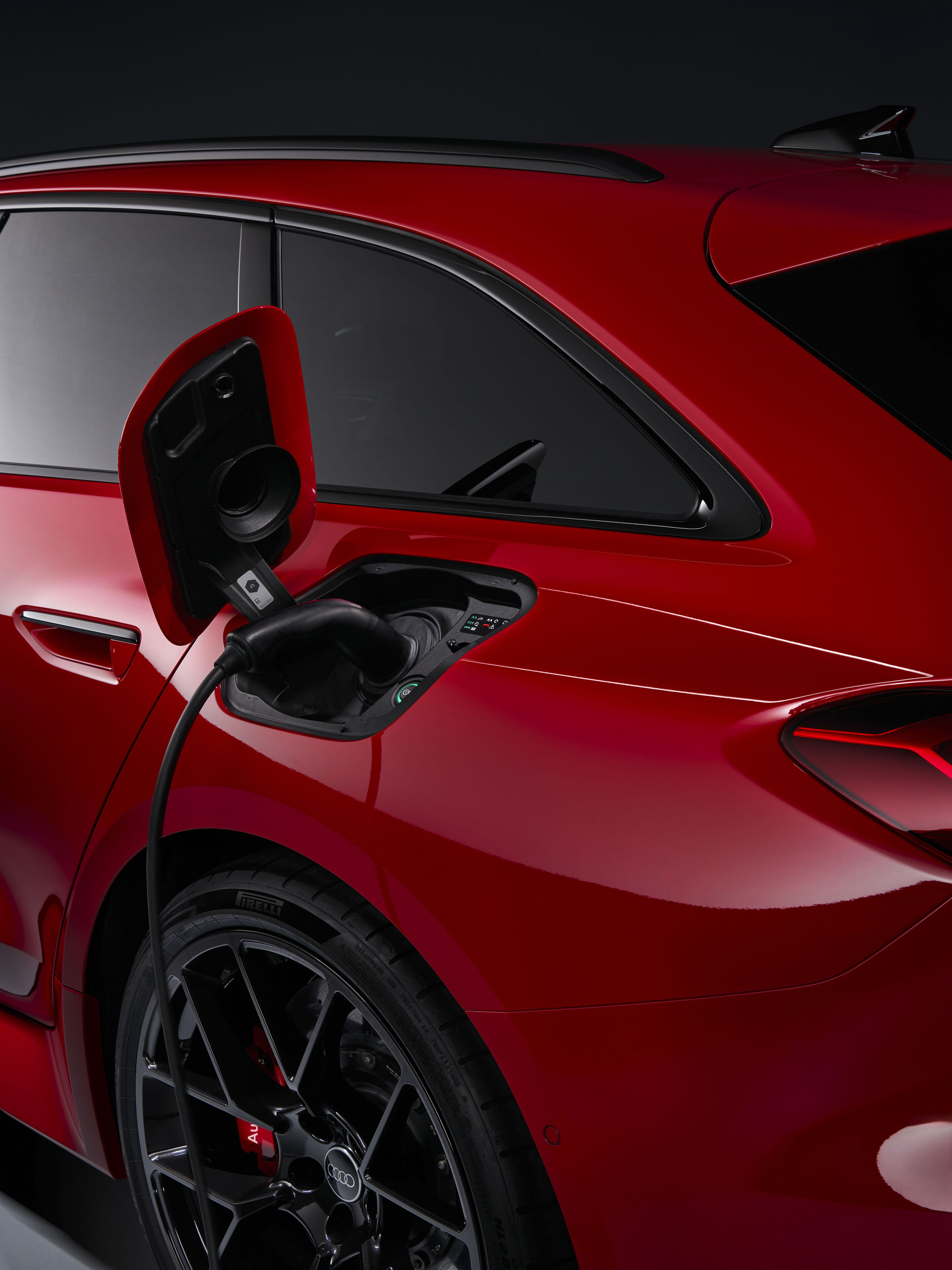 Audi RS 5 Avant - Progressiv red metallic, indoor static photo, exterior, detailed side view