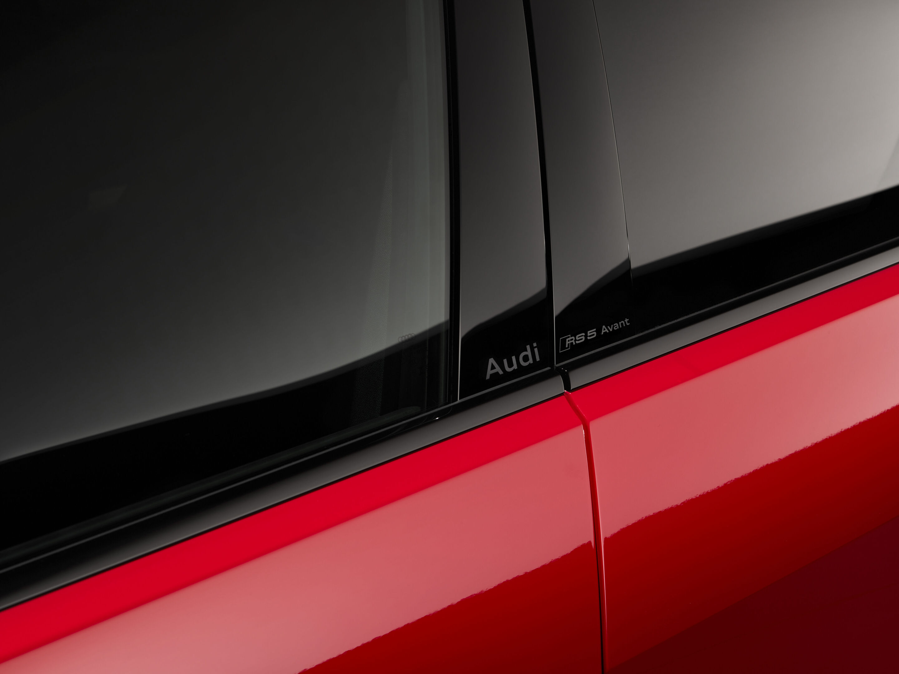 Audi RS 5 Avant - Progressiv red metallic, indoor static photo, exterior, detailed side view