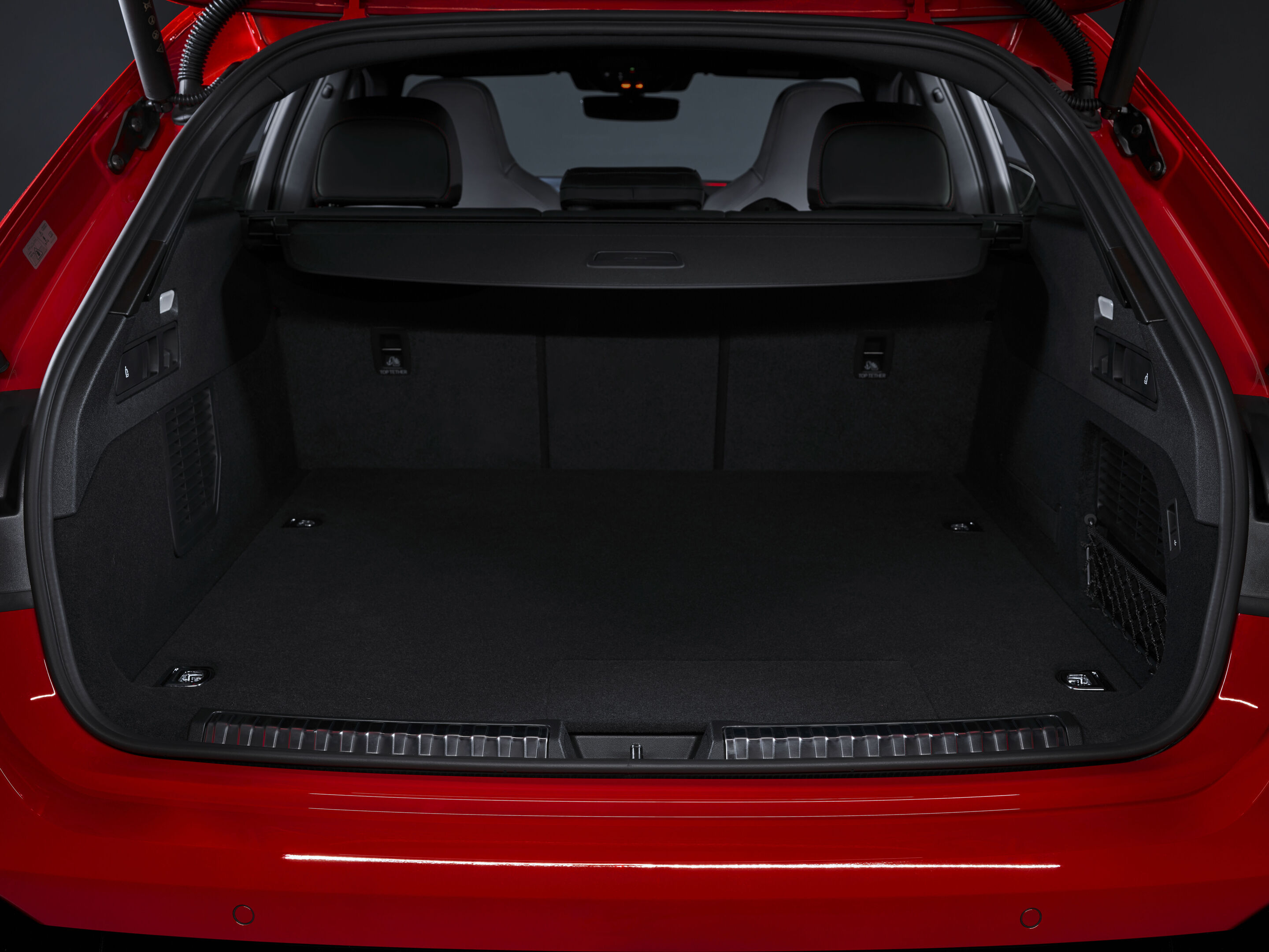 Audi RS 5 Avant - Progressiv red metallic, indoor static photo, interior